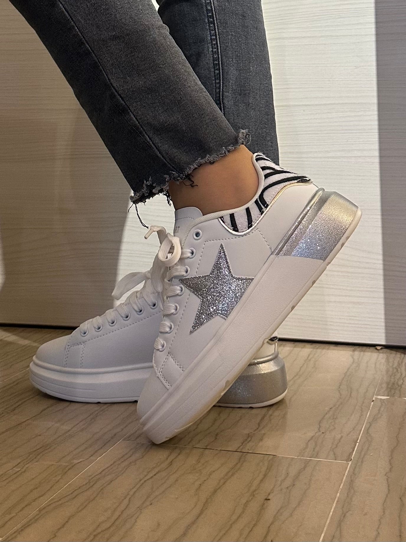 SNEAKER SHOP ART BIANCA E ARGENTO
