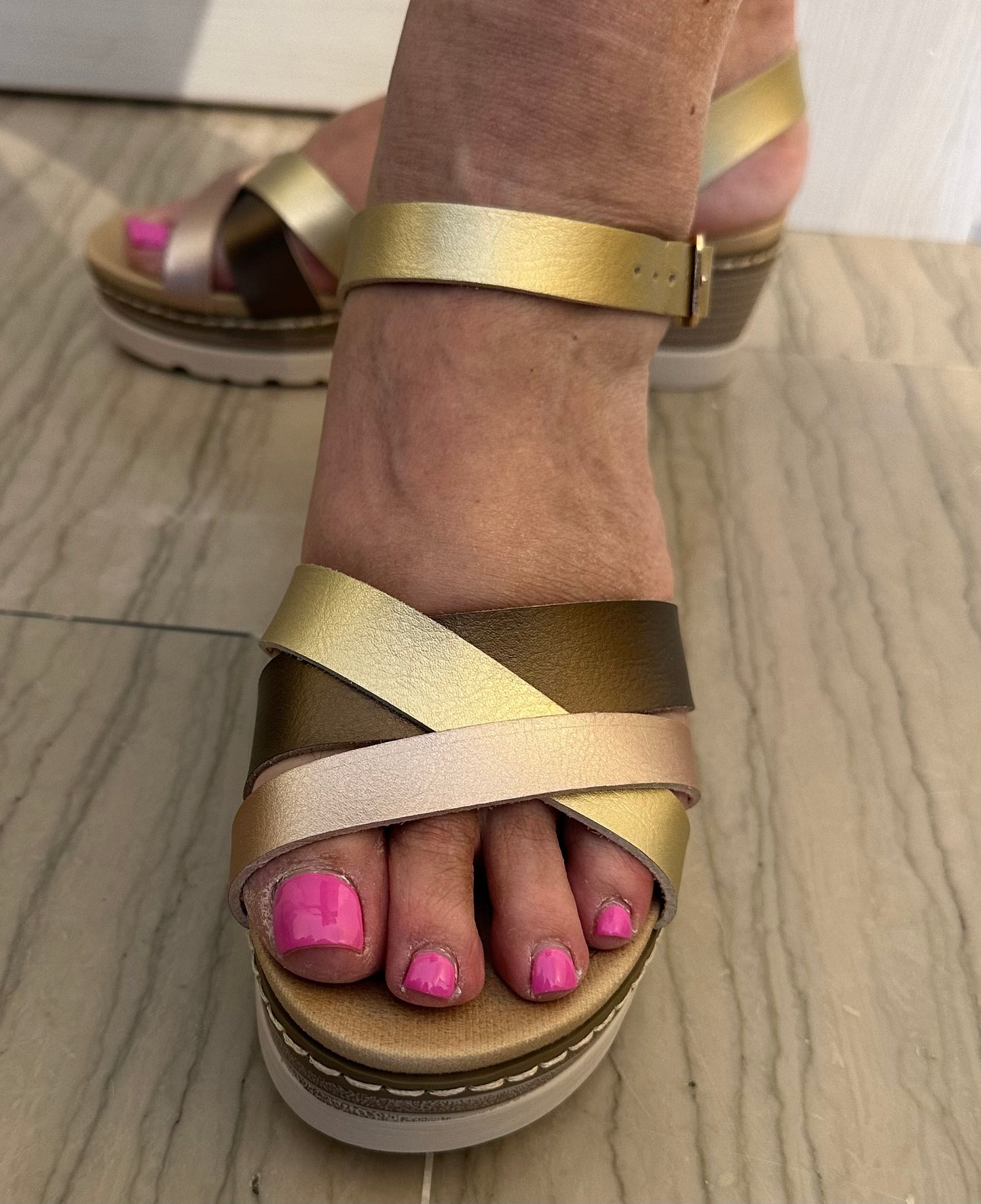 SANDALO XTI DONNA LEGGERO E COMODO ORO E BRONZO