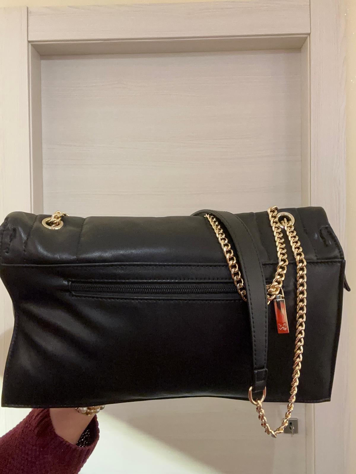 BORSA XTI NERA CON CATENA ORO A SPALLA