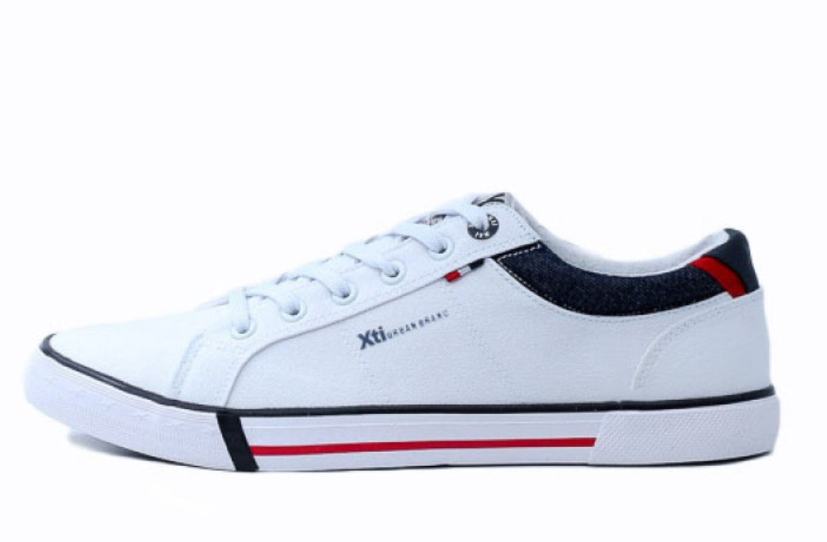 SNEAKER XTI BIANCA E JEANS