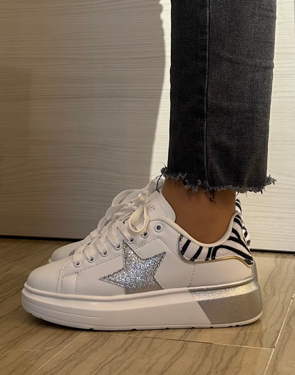 SNEAKER SHOP ART BIANCA E ARGENTO
