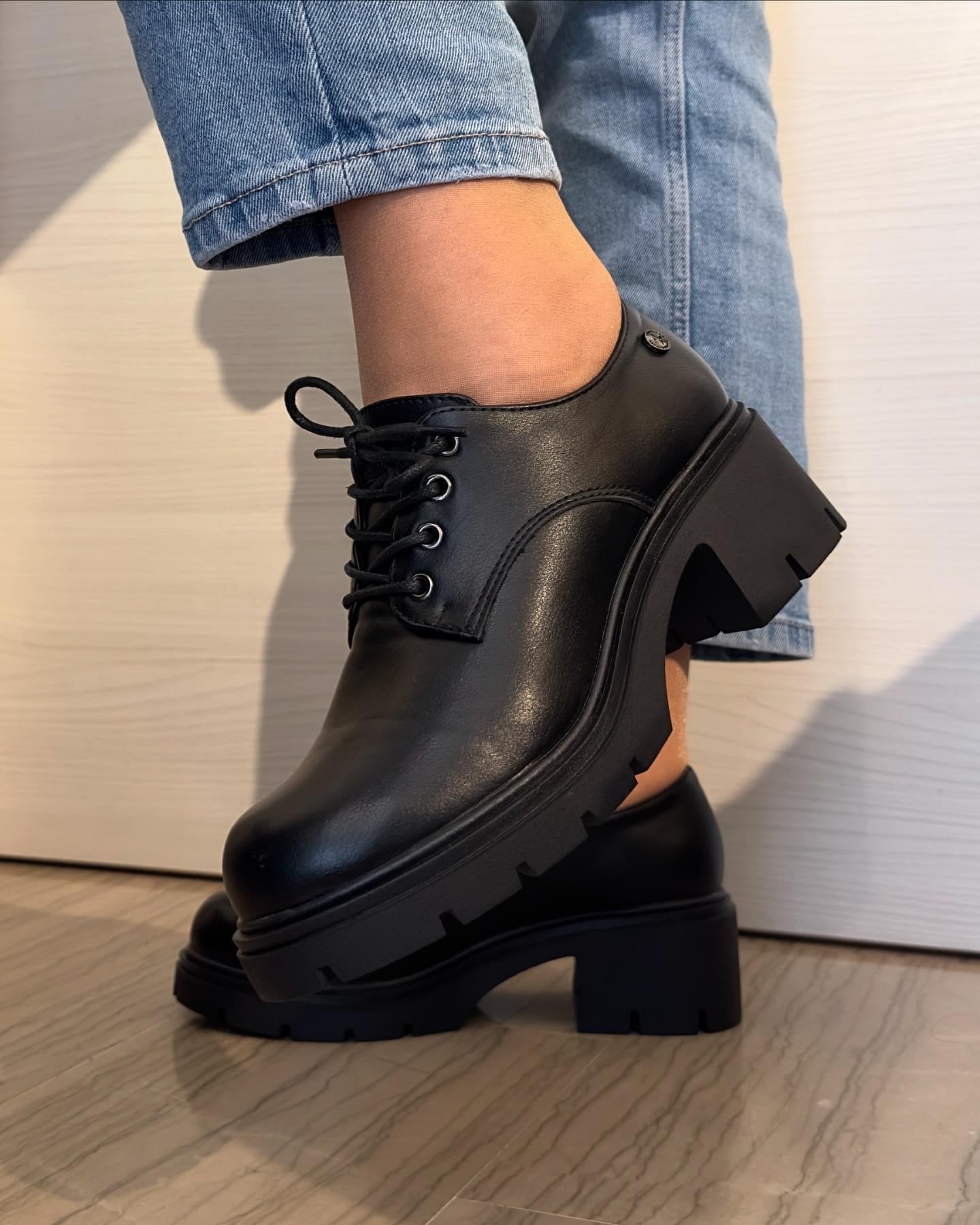 STRINGATA XTI NERA TACCO MEDIO