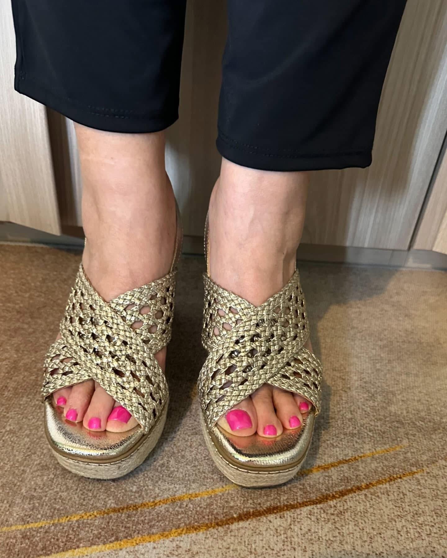 SANDALO XTI DONNA CON ZEPPA IN CORDA ORO