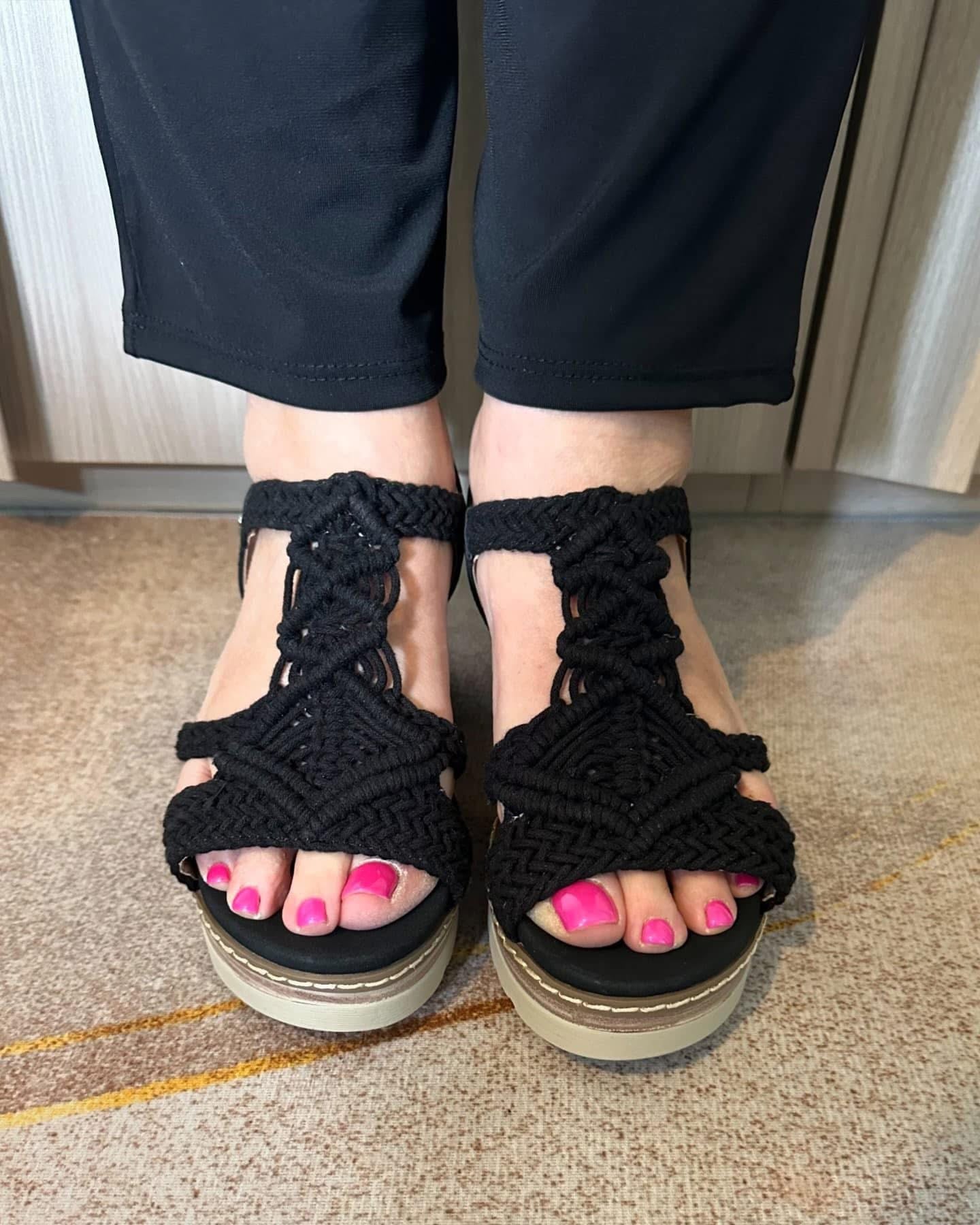 SANDALO XTI DONNA IN RAFIA NERO TACCO MEDIO
