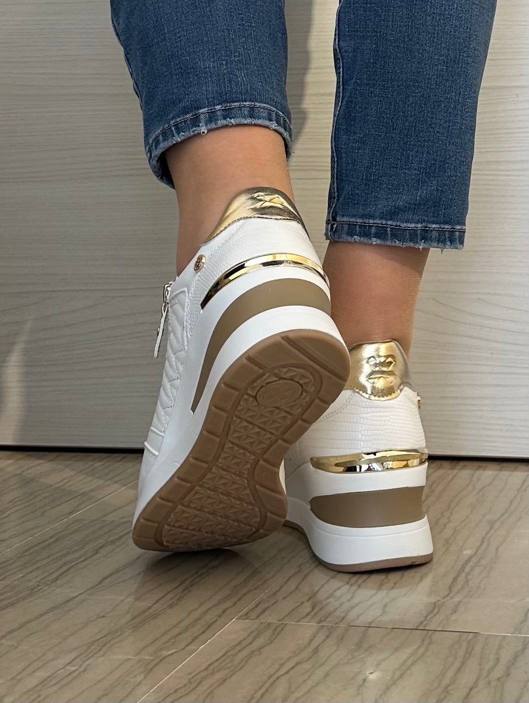 SNEAKER XTI BIANCA E ORO CON TACCO