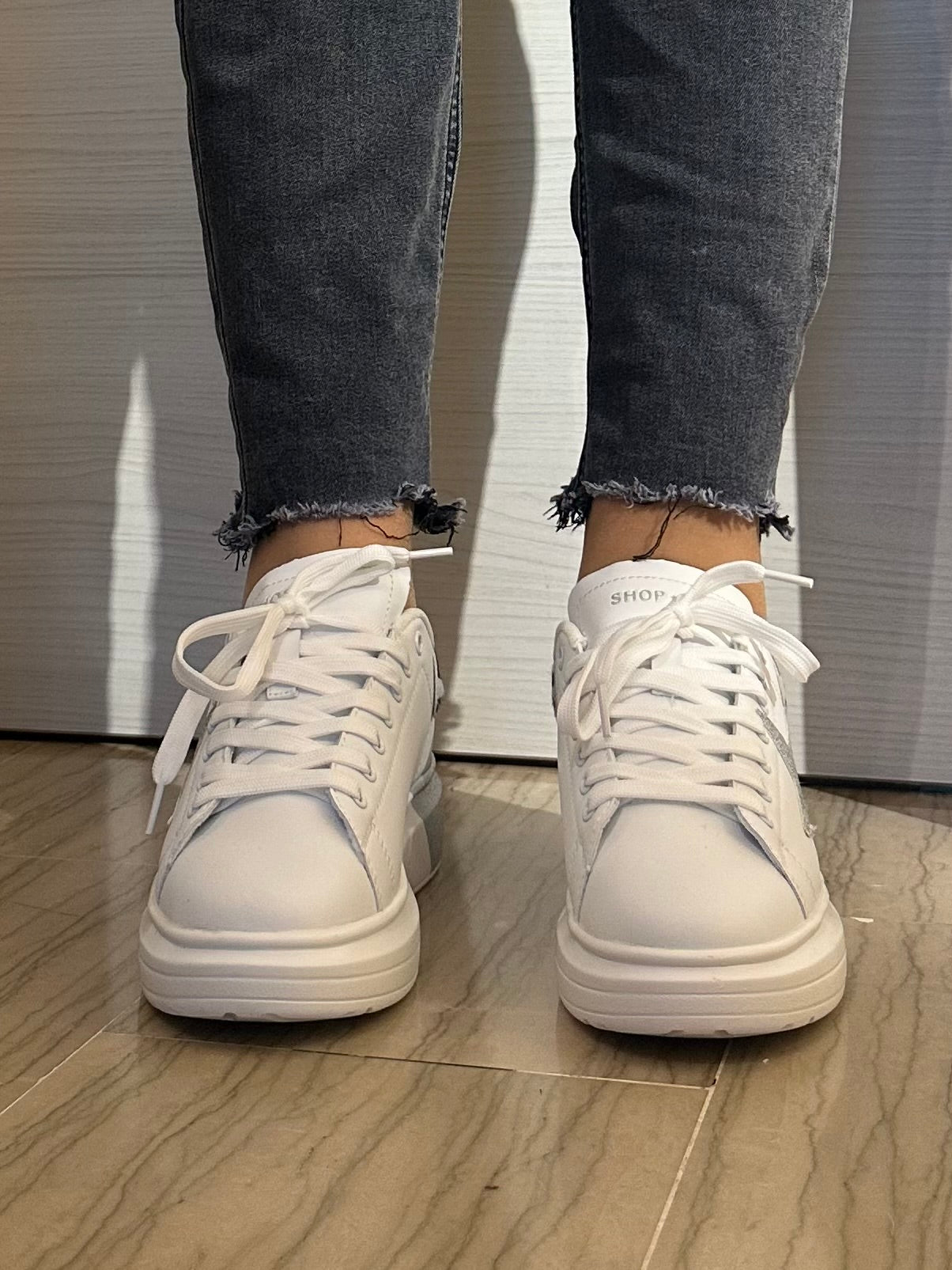 SNEAKER SHOP ART BIANCA E ARGENTO