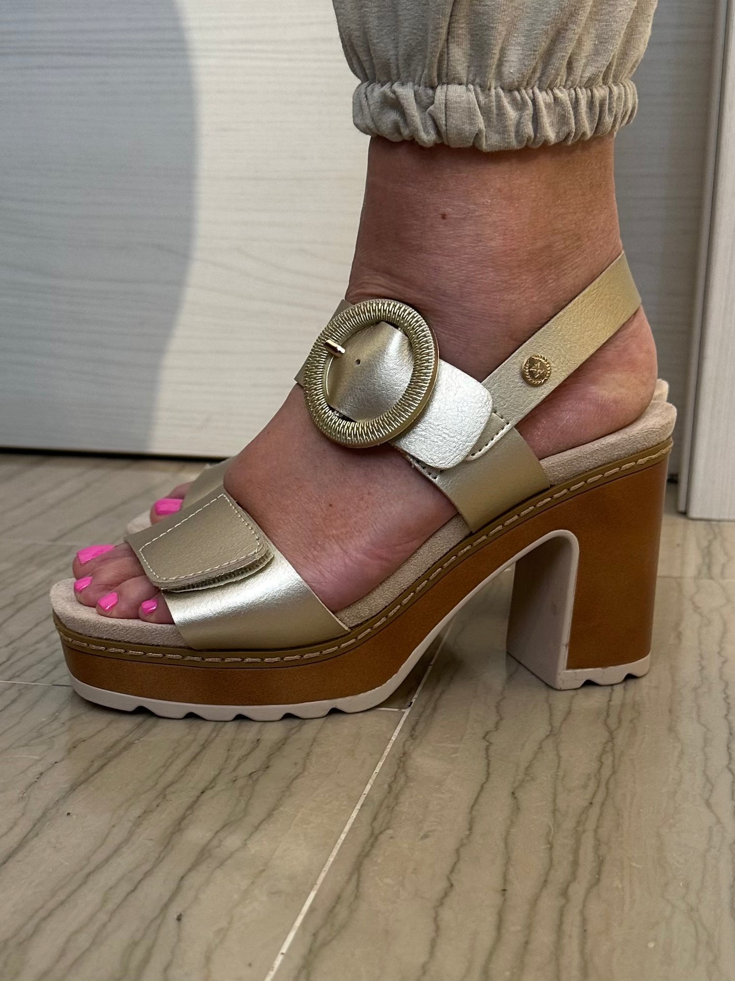SANDALO XTI DONNA CON TACCO ALTO E MAXI FIBBIA DORATA