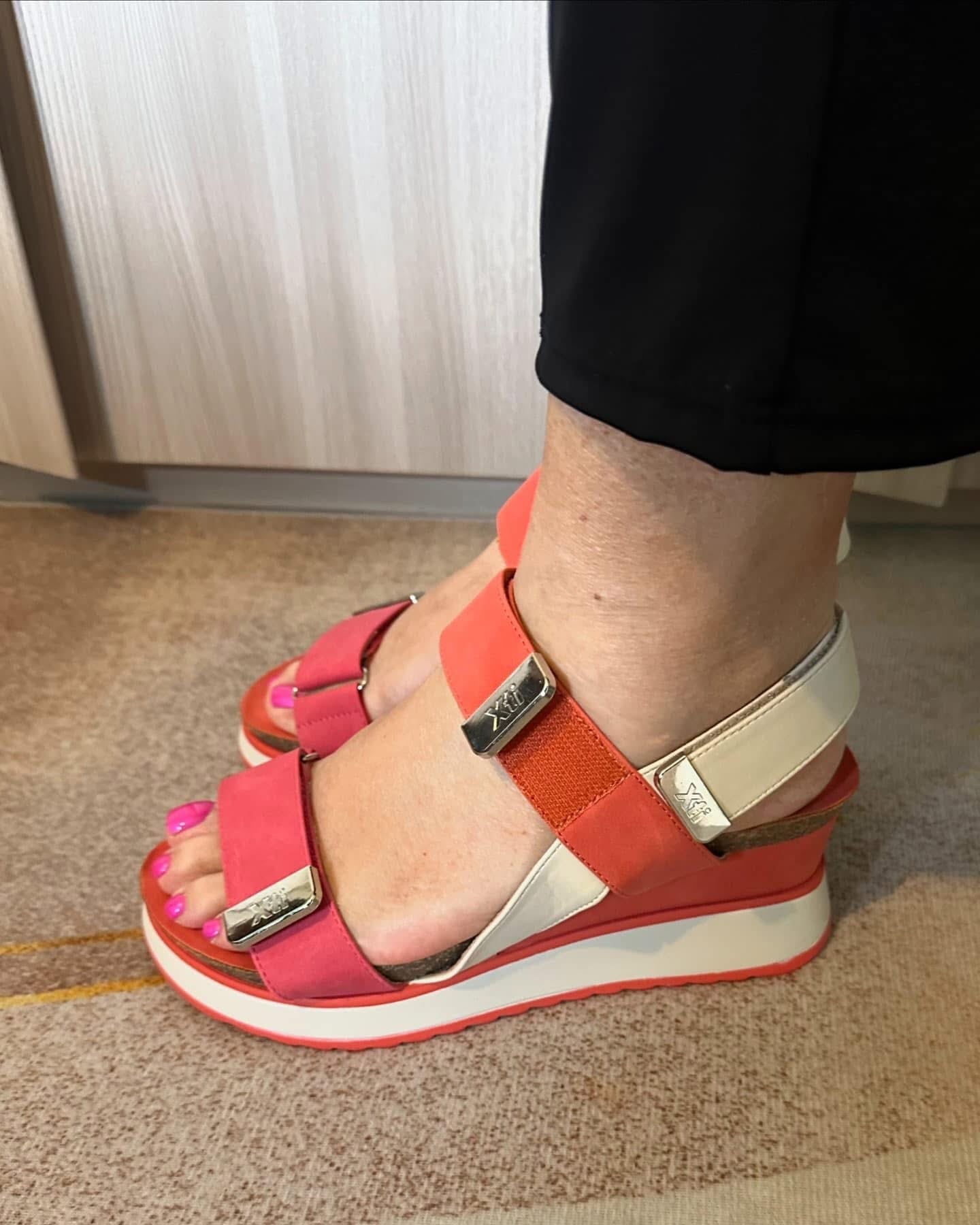 SANDALO XTI DONNA A STRAPPO CON ZEPPA CORALLO