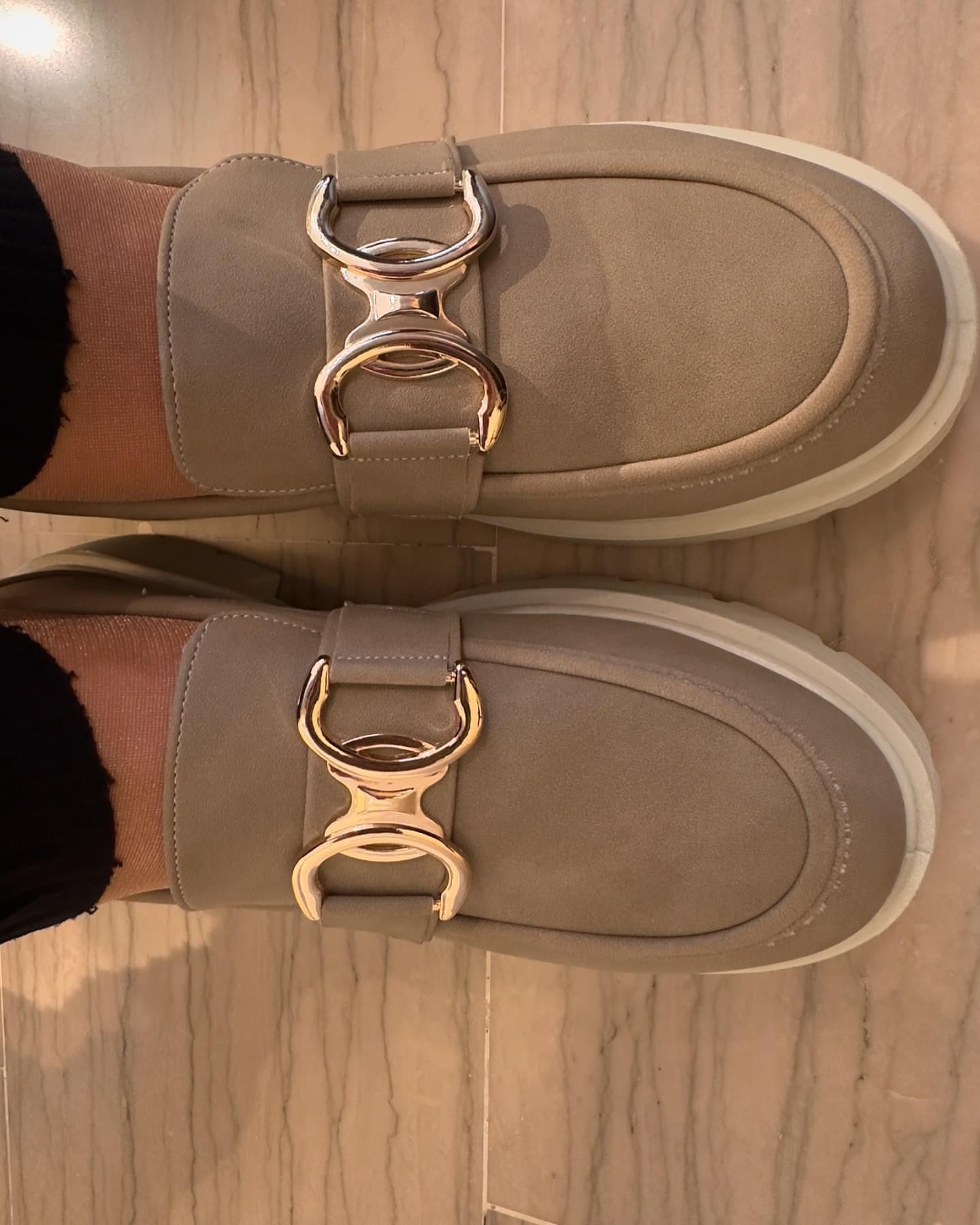 MOCASSINO BEIGE CON FIBBIA ORO