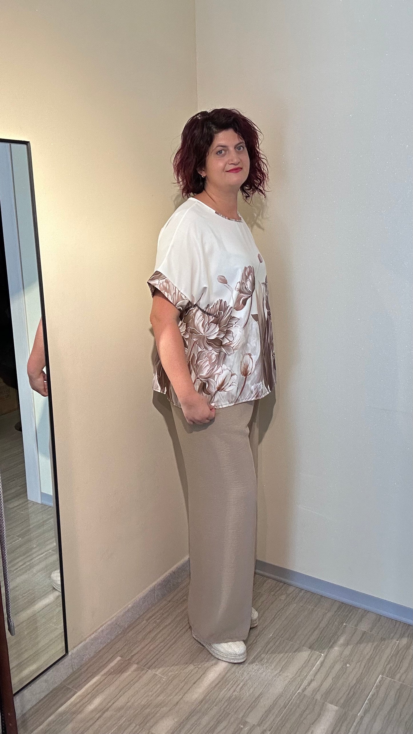Completo donna elegante con blusa floreale e pantalone palazzo