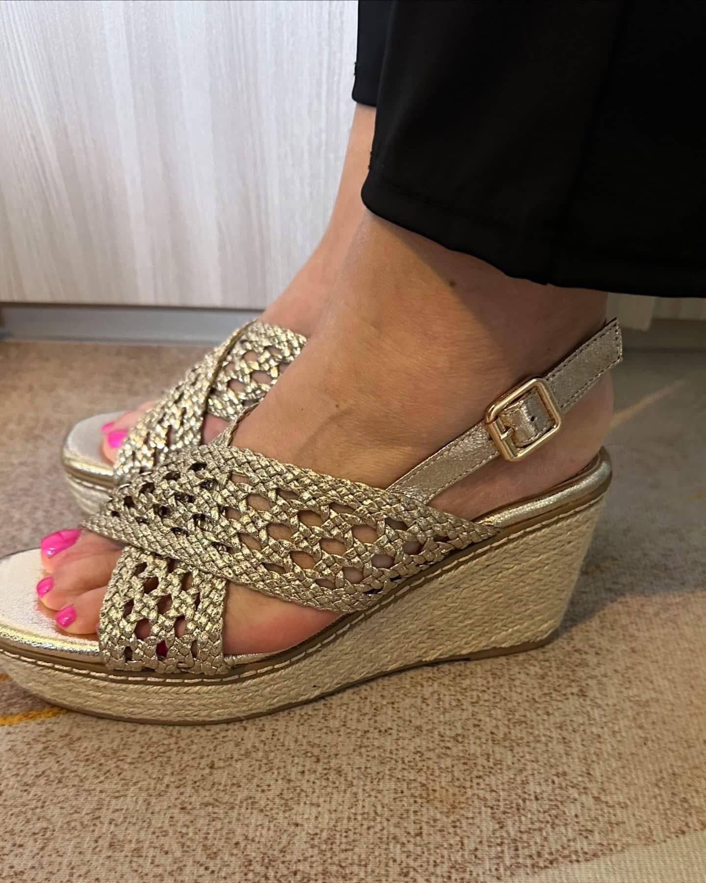 SANDALO XTI DONNA CON ZEPPA IN CORDA ORO