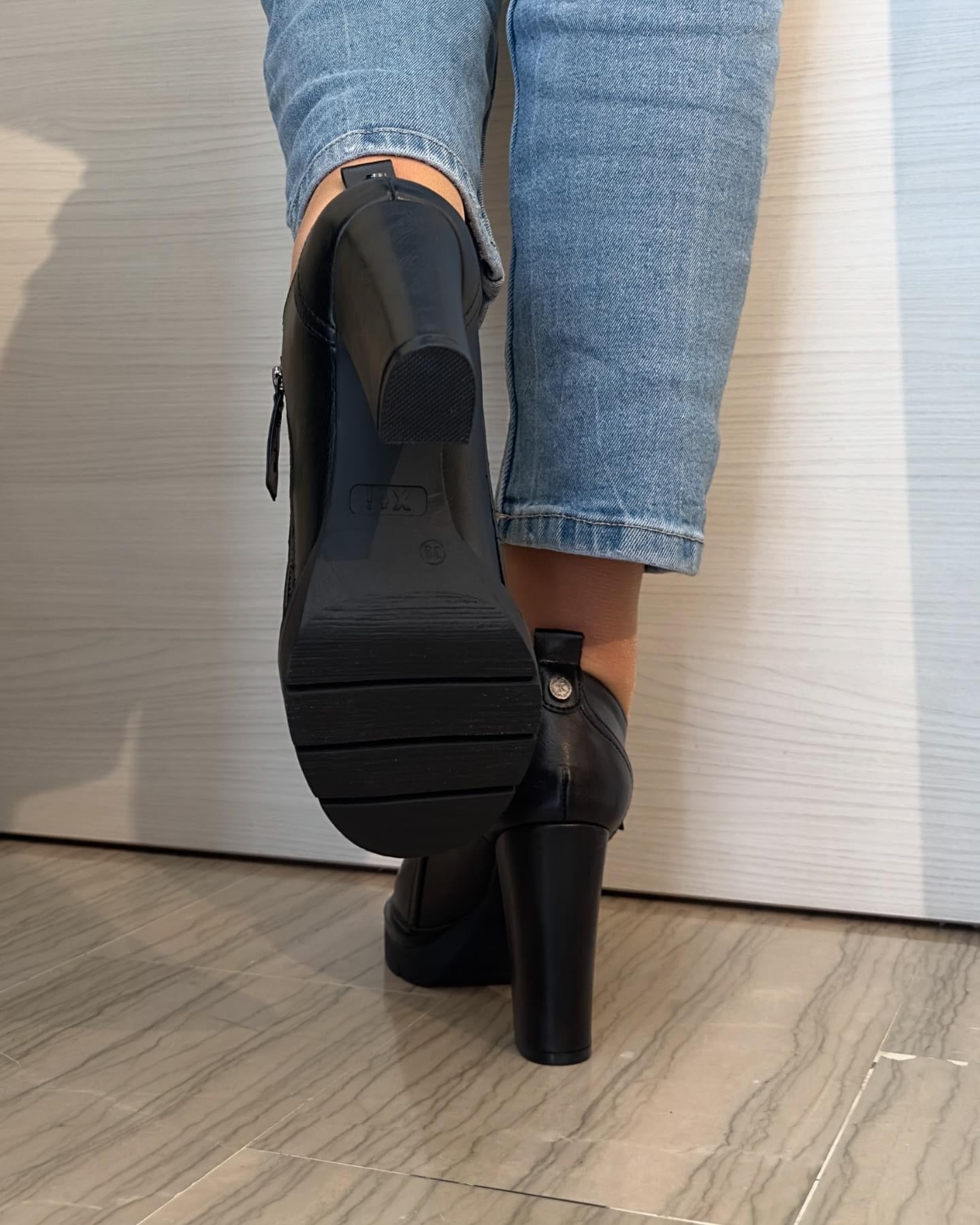 TRONCHETTO XTI NERO SCOLLATO ALLA CAVIGLIA