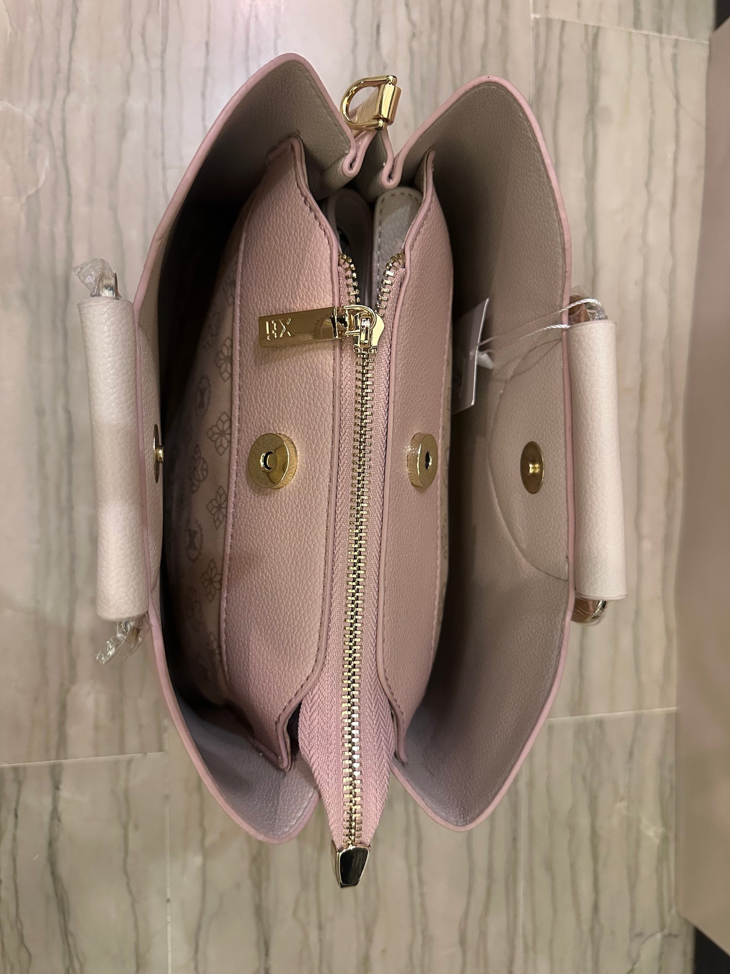 Borsa Rosa XTI a Mano con Dettagli Oro – Handbag Elegante 26 cm