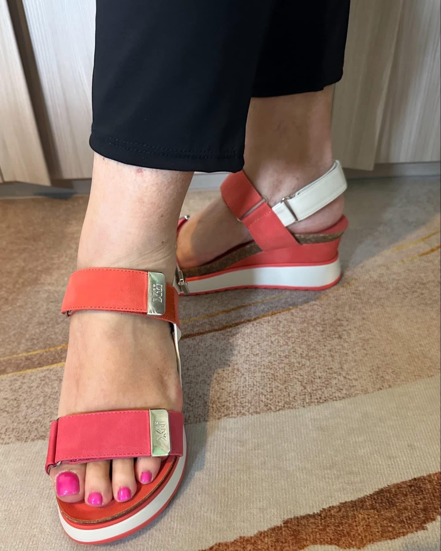 SANDALO XTI DONNA A STRAPPO CON ZEPPA CORALLO