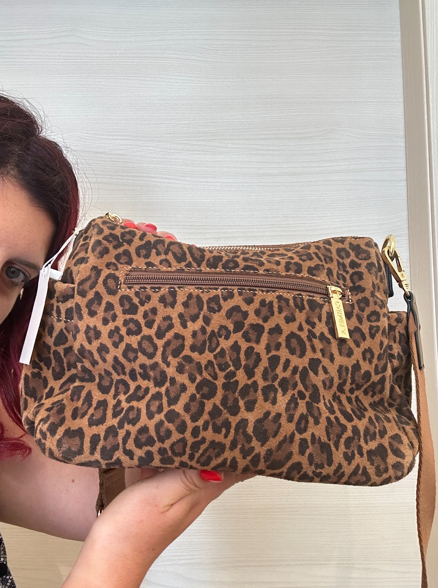 BORSA A TRACOLLA CARMELA IN PELLE ANIMALIER CON 4 ZIP