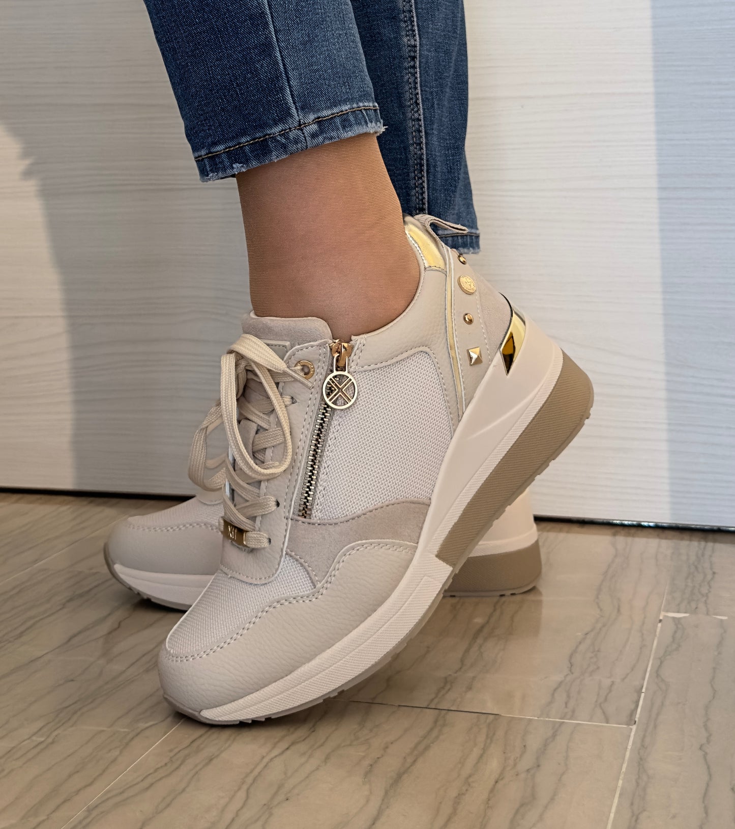 SNEAKER XTI BEIGE CON TACCO E ZIP