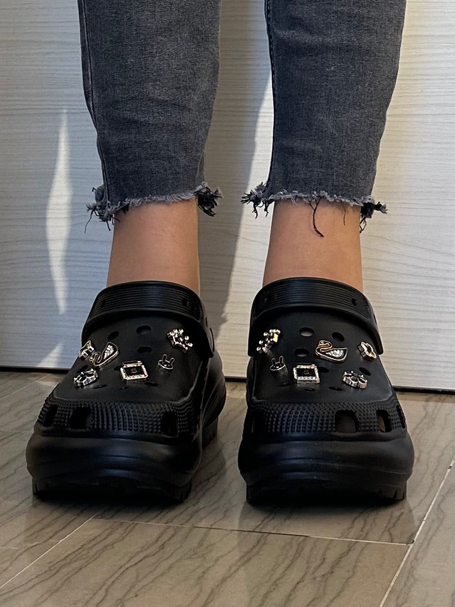 SABOT XTI IN GOMMA NERO CON CHARMS