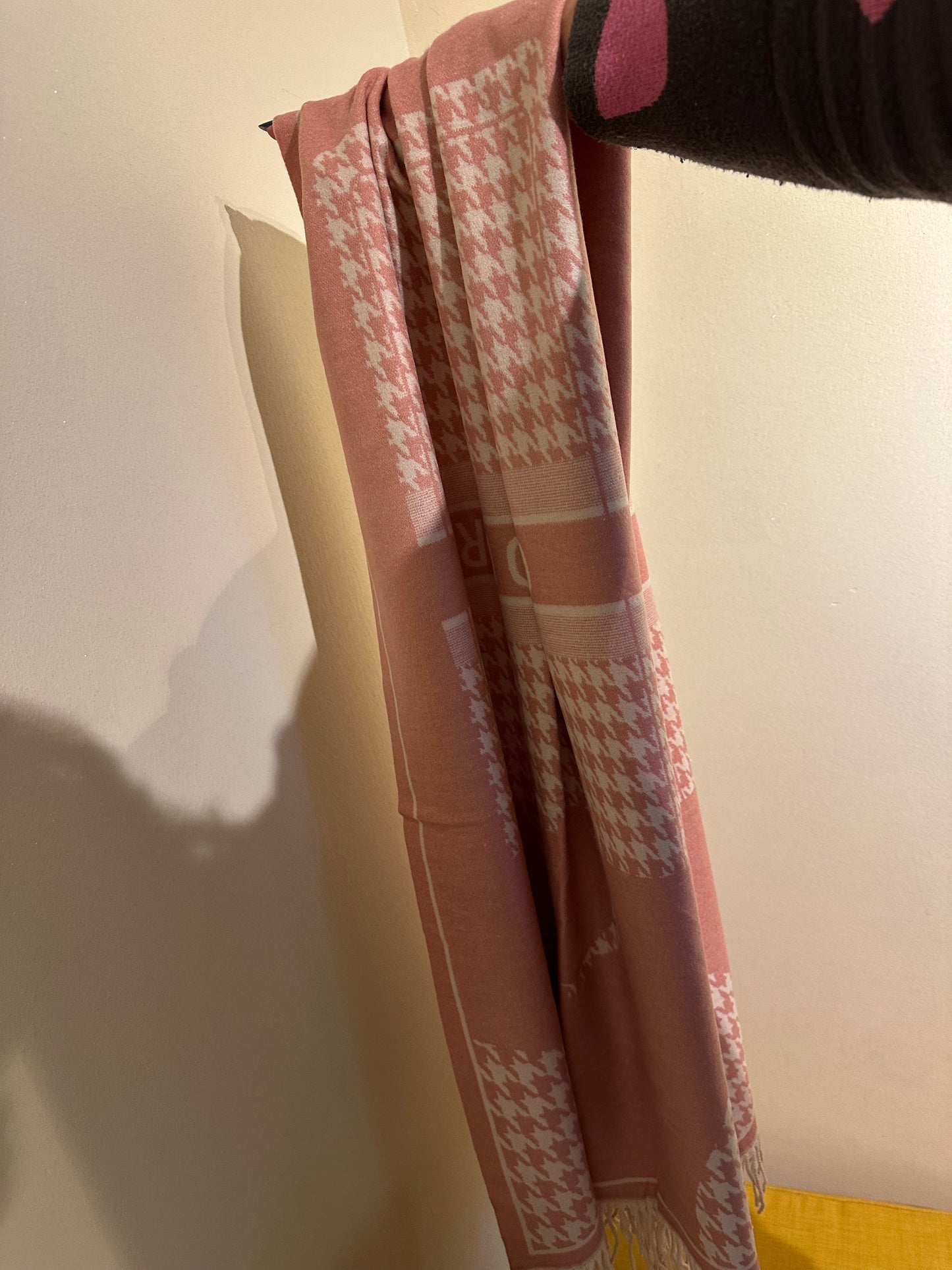 SCIARPA CALDA IN VISCOSA ROSA E BEIGE