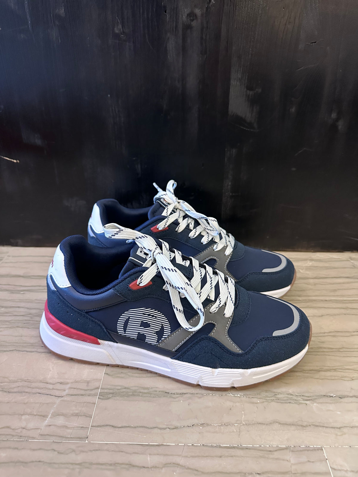 Sneaker Uomo Refresh Blu Navy con Lacci Bianchi e Dettagli a Contrasto