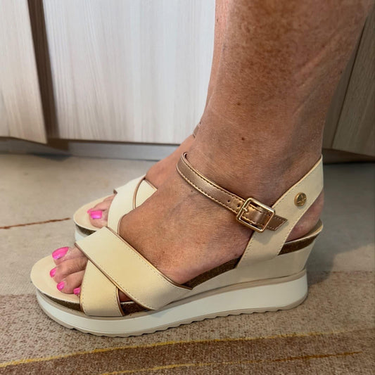SANDALO XTI DONNA BEIGE E ORO ROSA ZEPPA MEDIA
