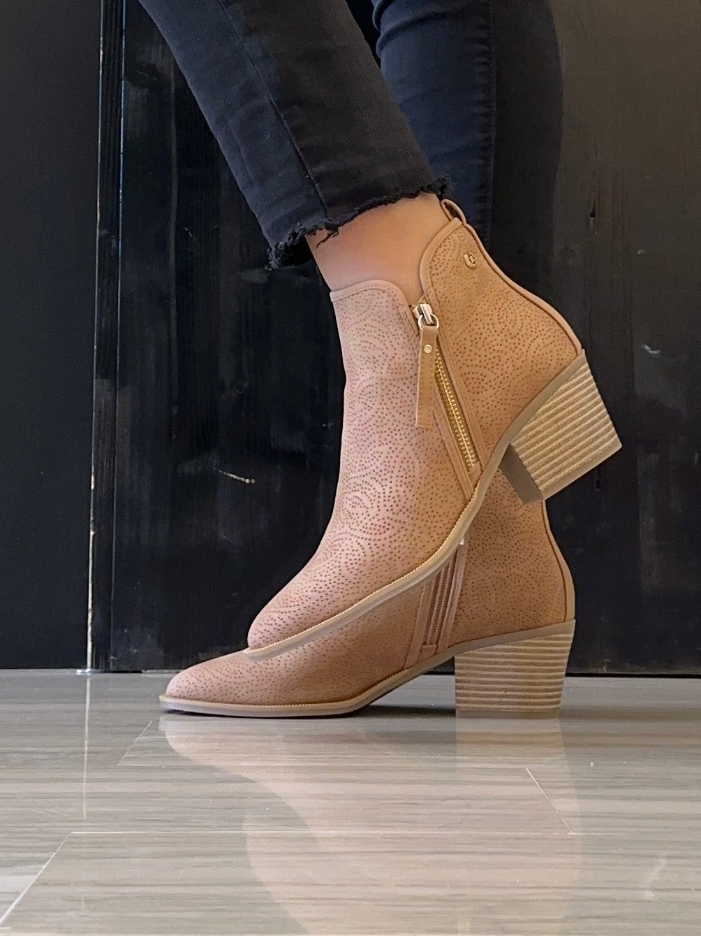 Stivaletto Donna Xti Camel Traforato con Tacco e Doppia Zip