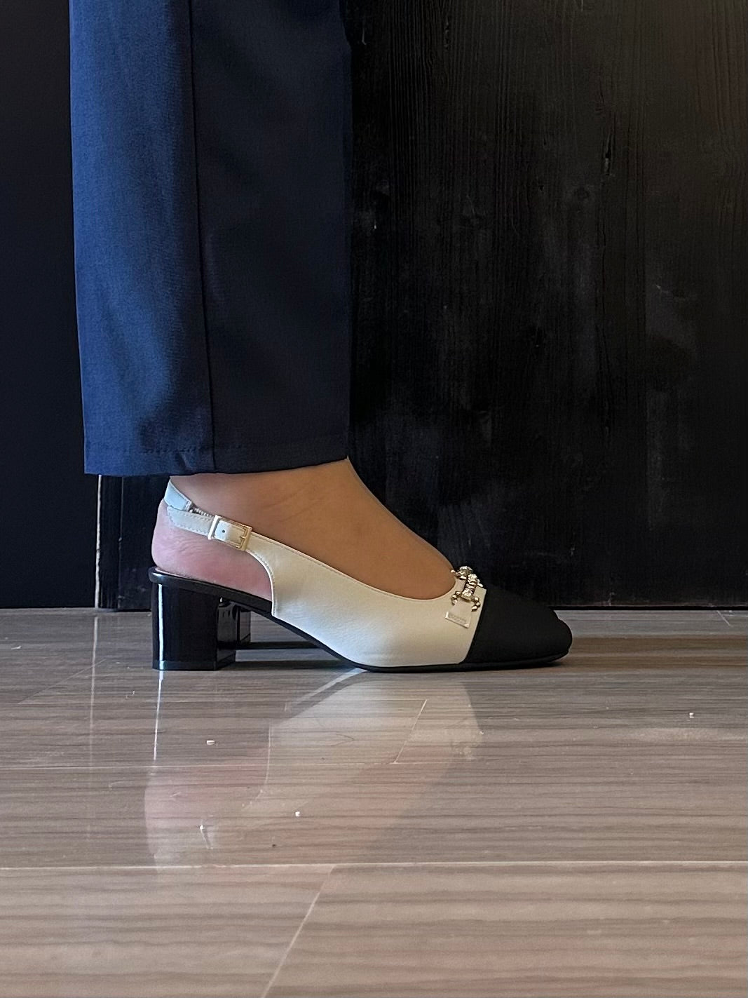 Décolleté Slingback Donna Soft Space Bicolore Beige e Nero con Catena Gioiello