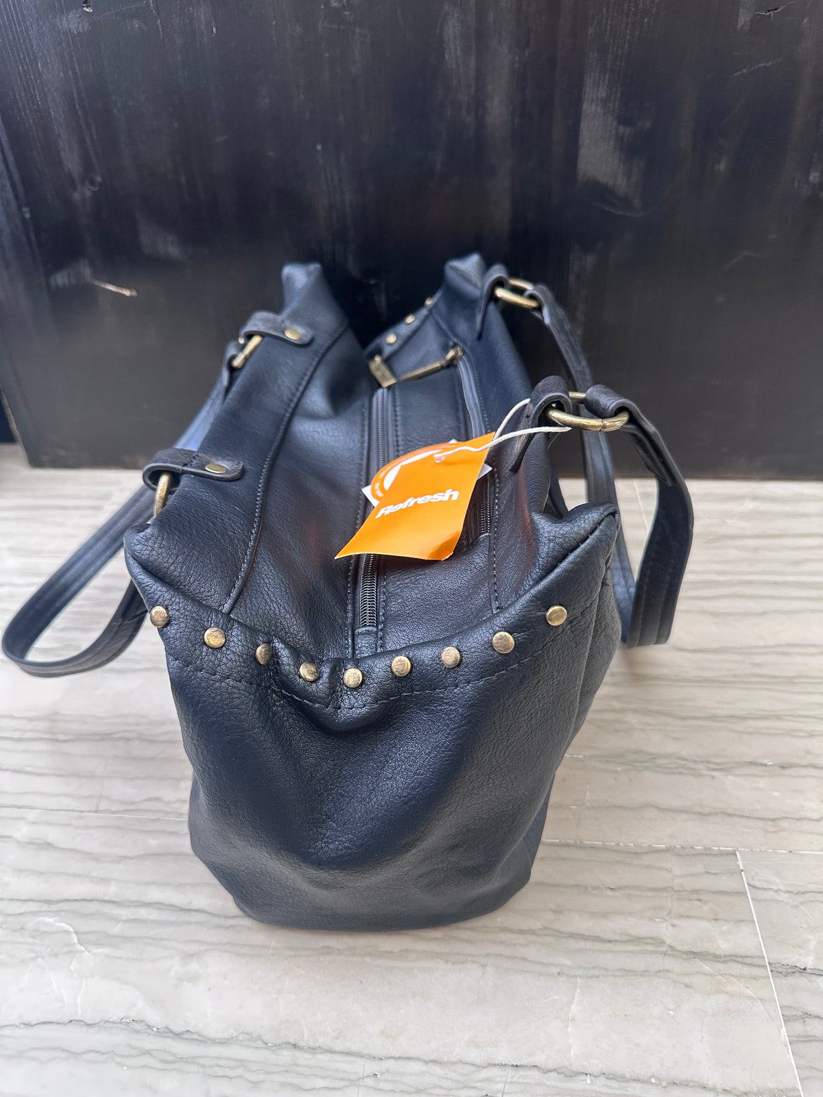 Bauletto Donna Refresh Nero Morbido con Tasche e Dettagli Dorati