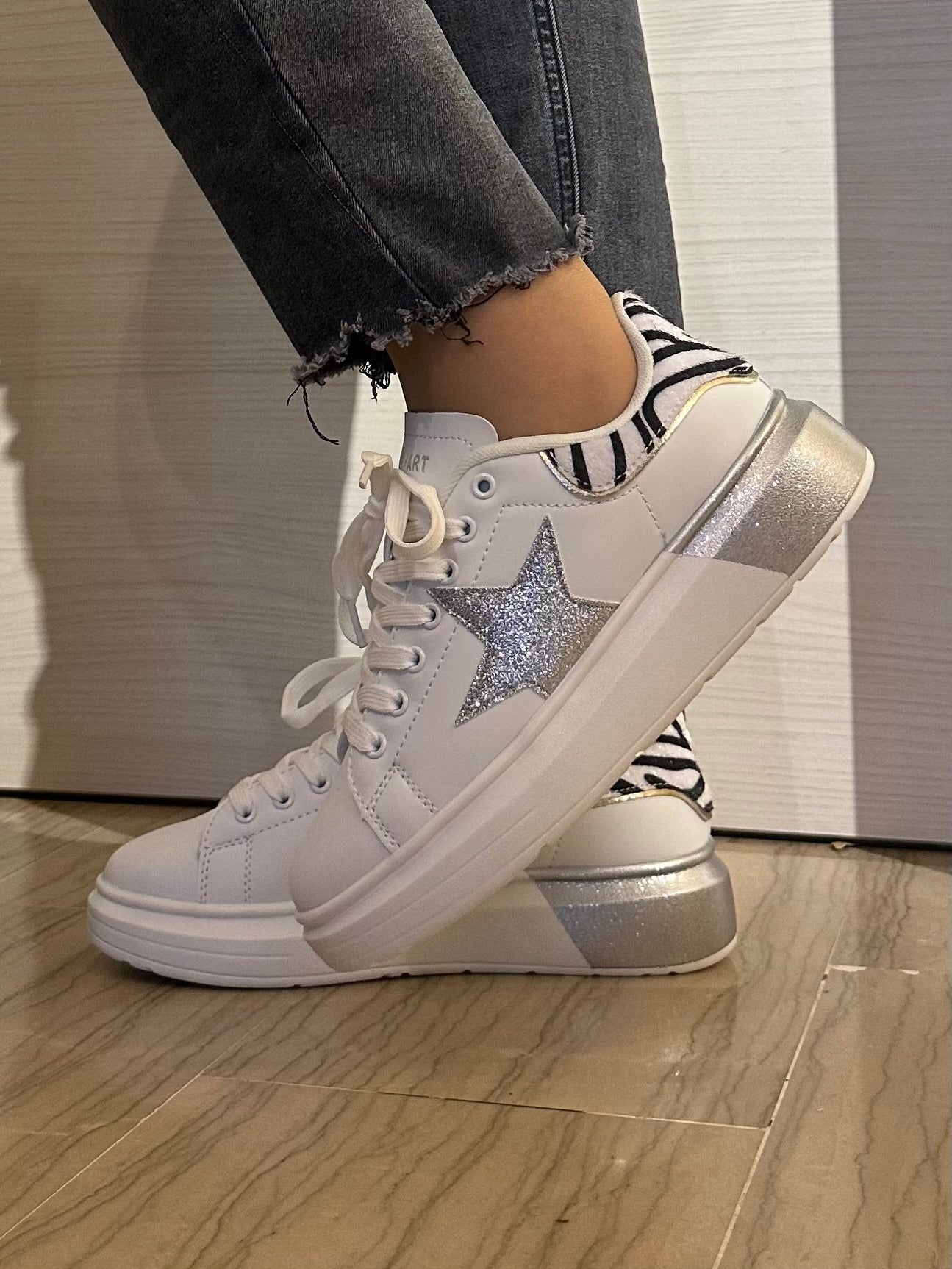 SNEAKER SHOP ART BIANCA E ARGENTO