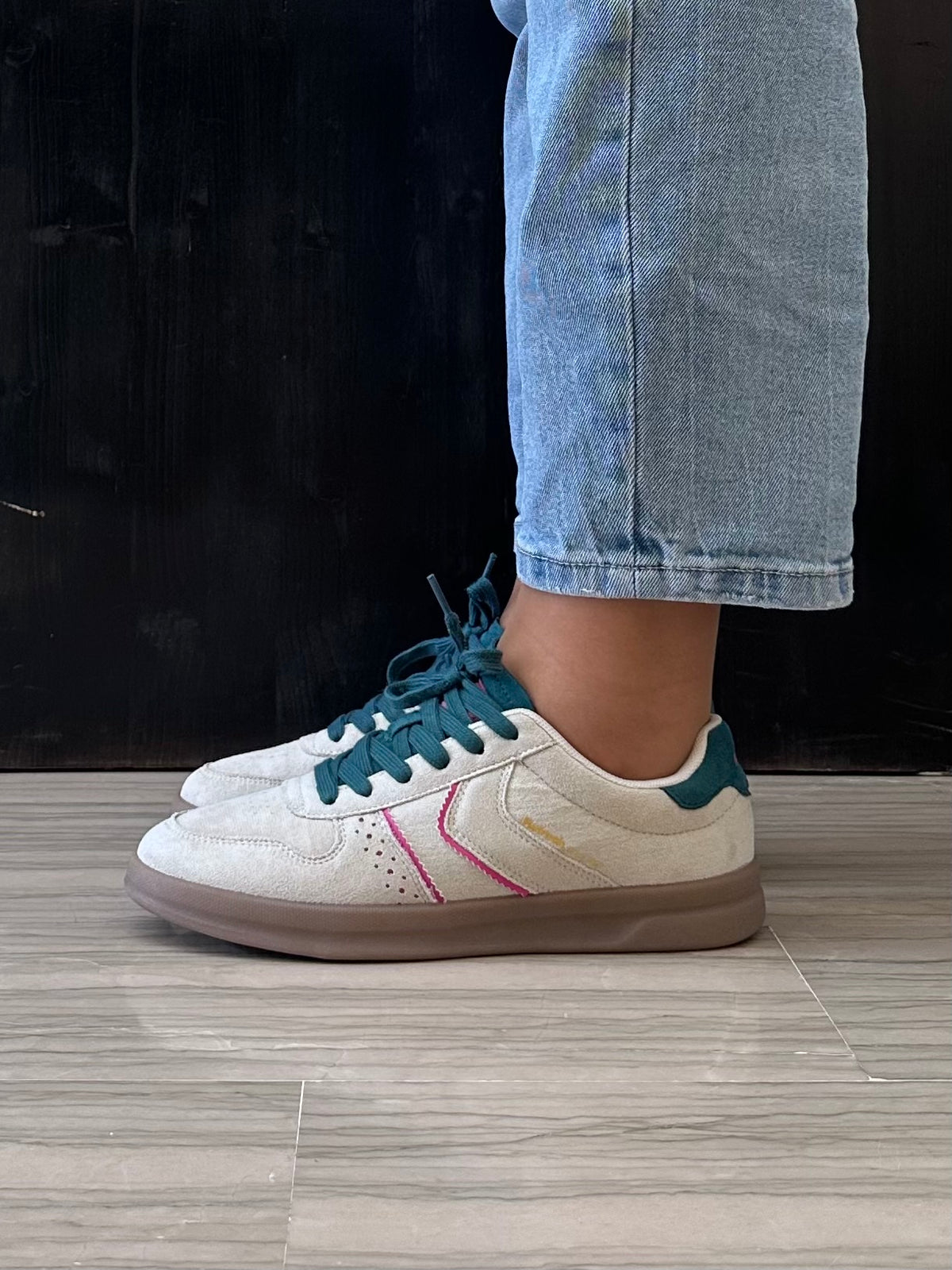 Sneaker donna Refresh beige con dettagli verde petrolio e rosa