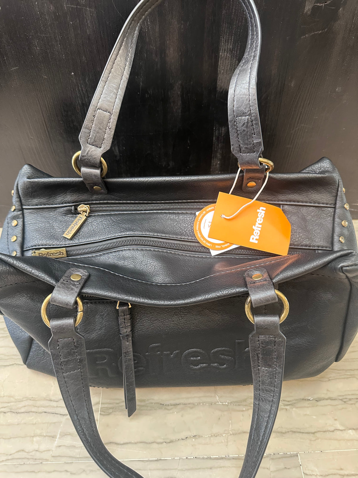 Bauletto Donna Refresh Nero Morbido con Tasche e Dettagli Dorati