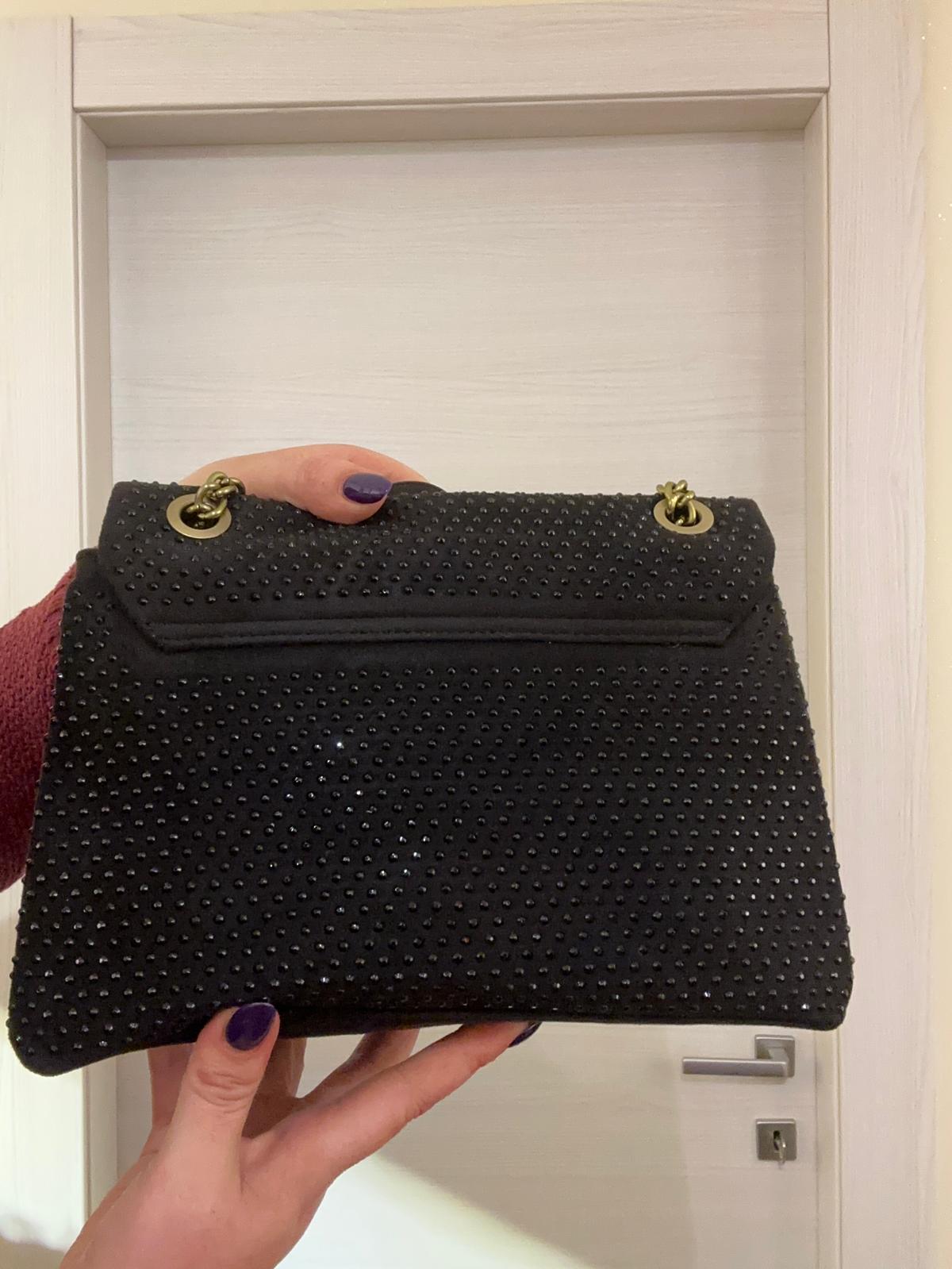 BORSA XTI A TRACOLLA O SPALLA NERA CON STRASS E CATENA ORO