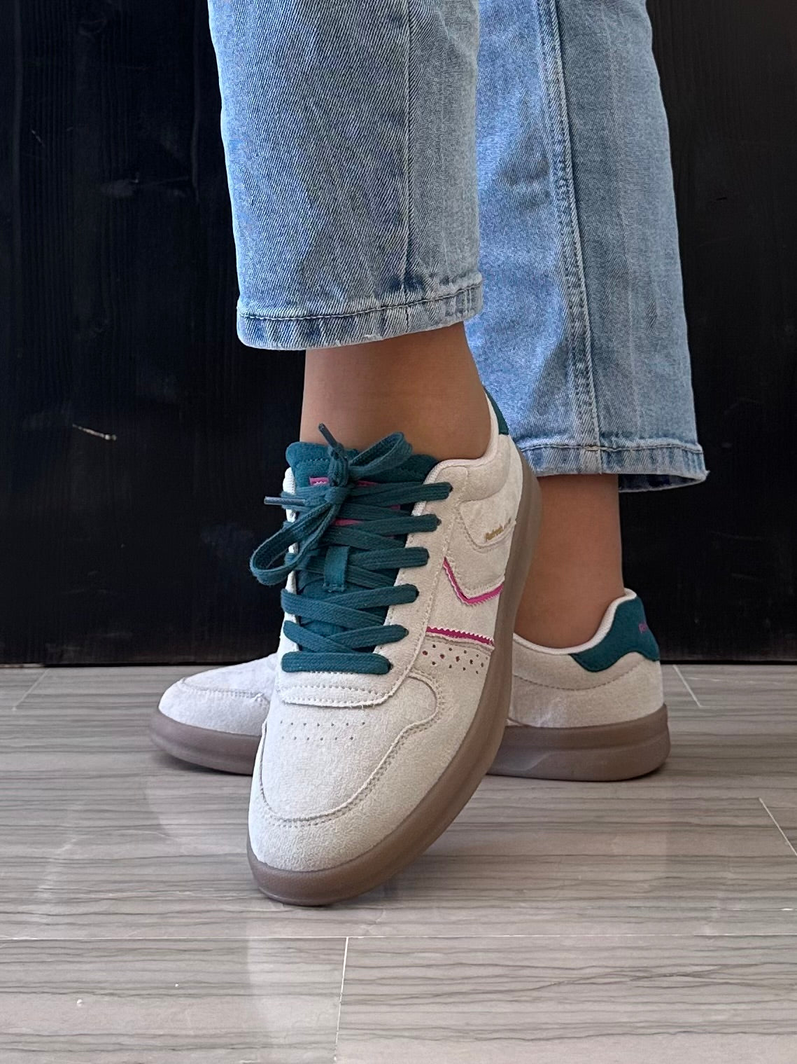 Sneaker donna Refresh beige con dettagli verde petrolio e rosa