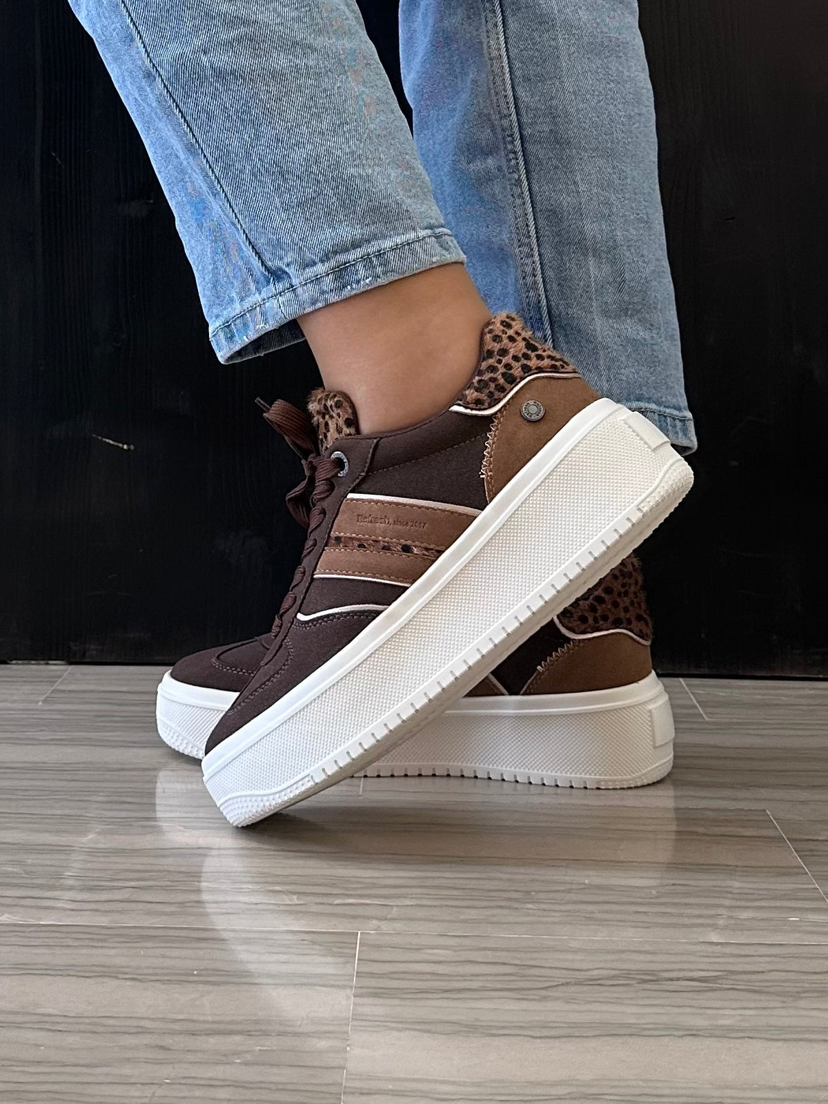 Sneaker donna Refresh marrone con dettagli animalier