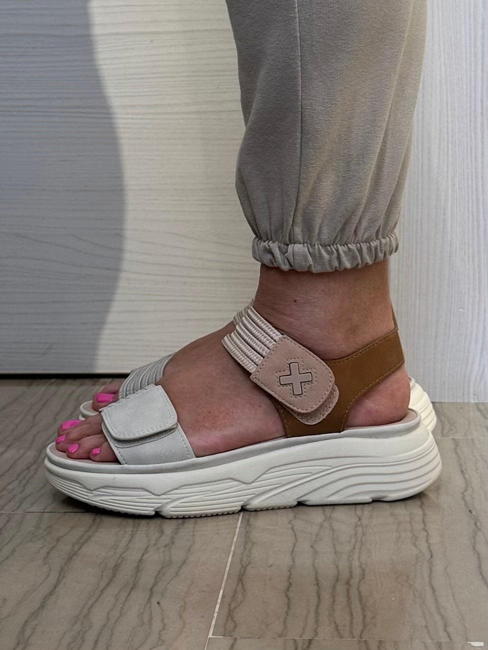 SANDALO XTI DONNA BEIGE CON VELCRO