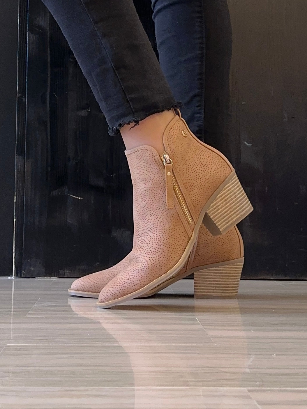 Stivaletto Donna Xti Camel Traforato con Tacco e Doppia Zip