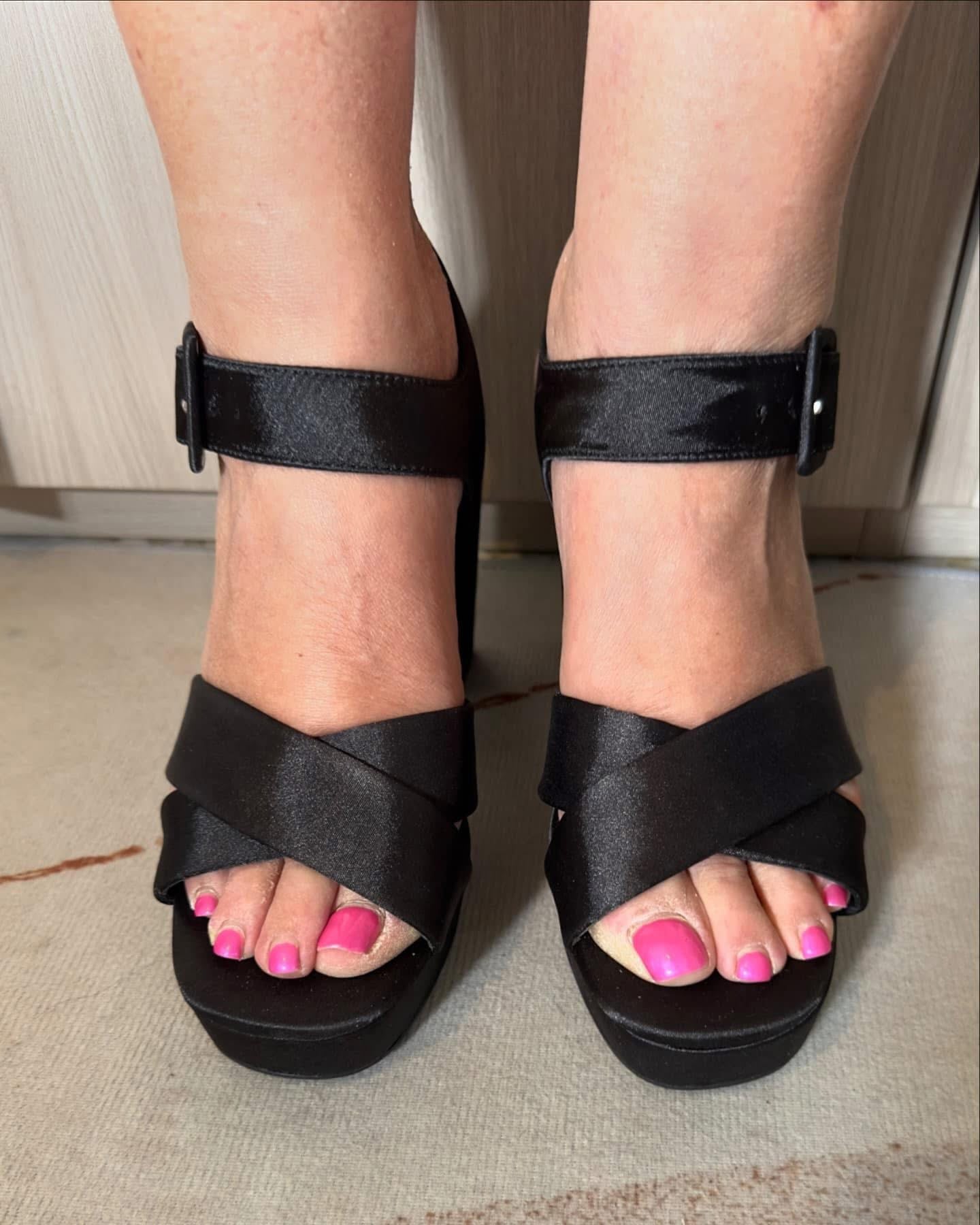 SANDALO XTI DONNA IN RASO NERO CON TACCO ALTO LARGO