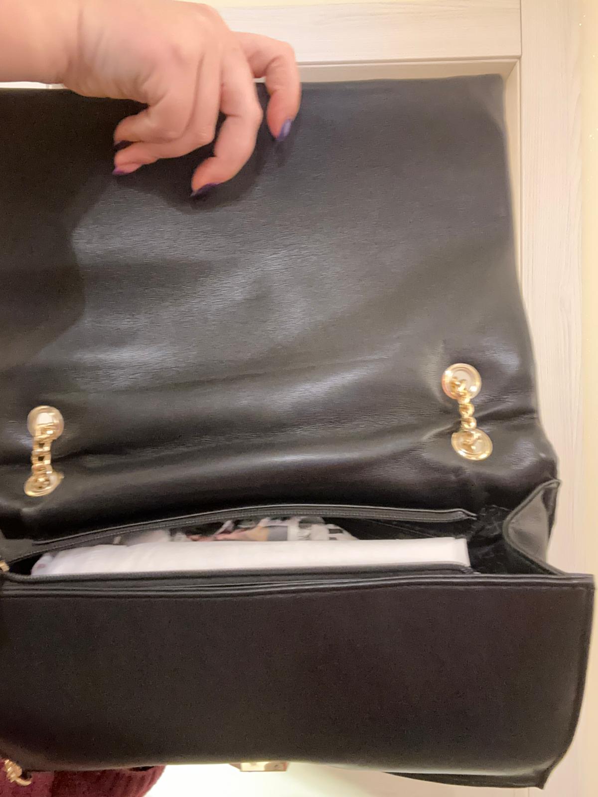 BORSA XTI NERA CON CATENA ORO A SPALLA