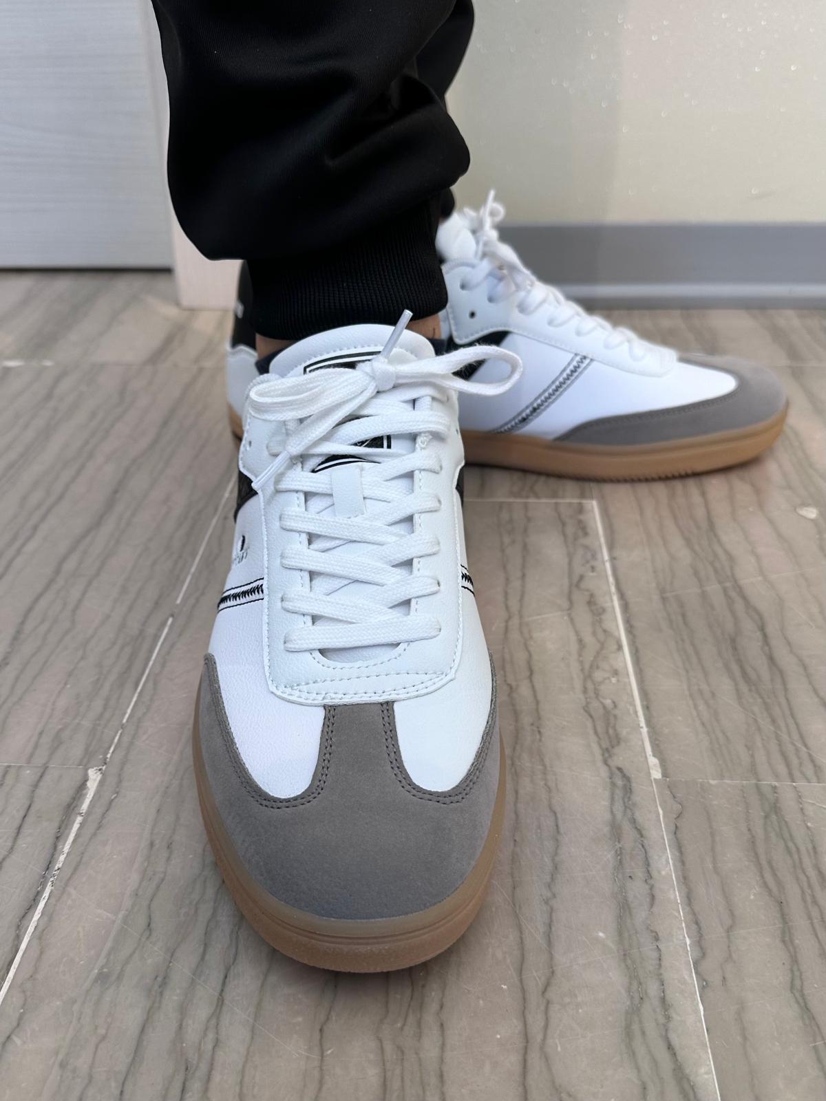 SNEAKERS UOMO AMERICANINO BIANCHE CON DETTAGLI NERI E GRIGI - SUOLA BEIGE IN GOMMA