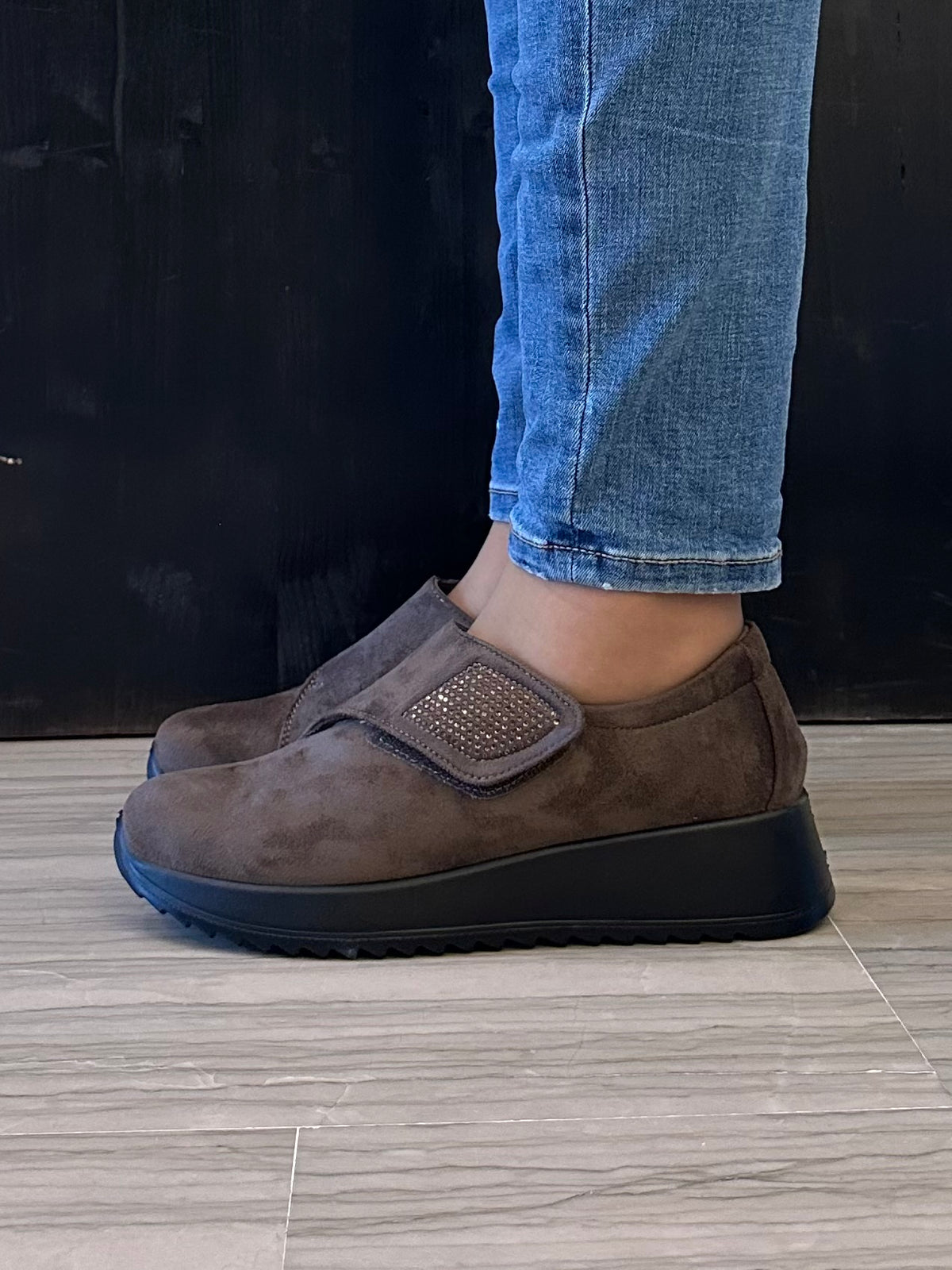 Scarpa donna Moenia Sport marrone con strappo – Linea comoda