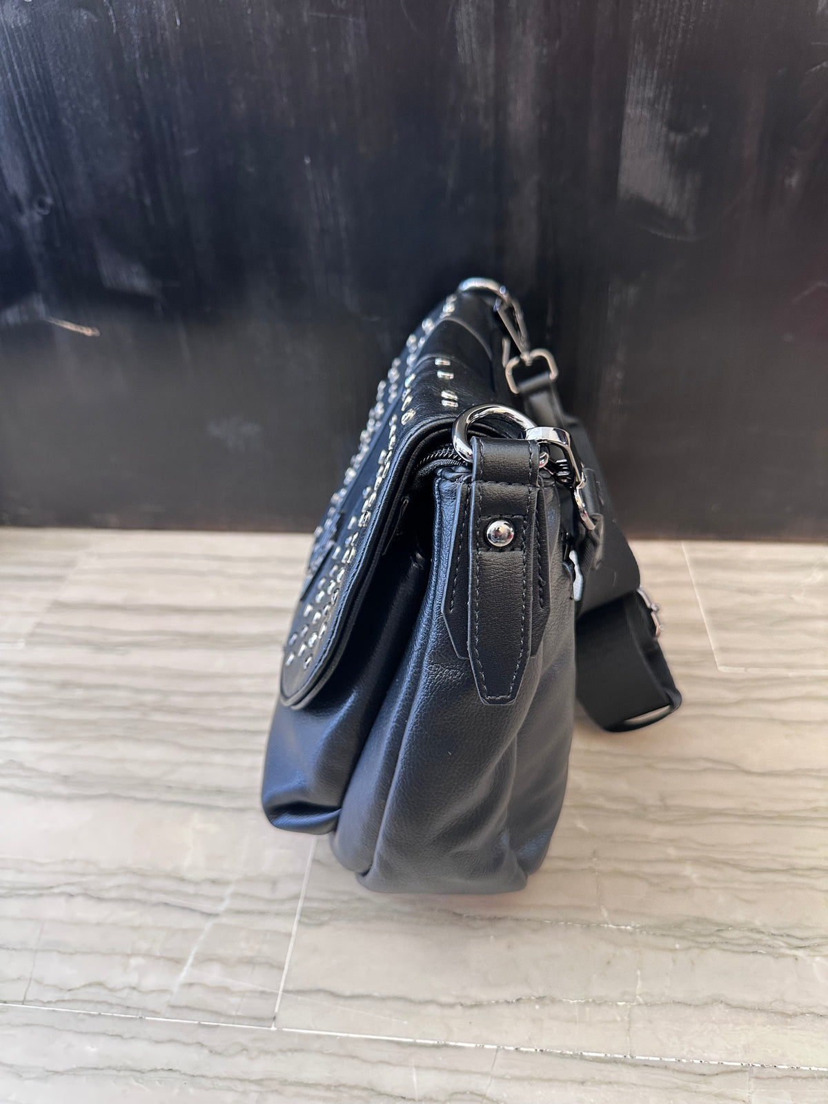 Tracolla Donna Refresh – Nera con borchie