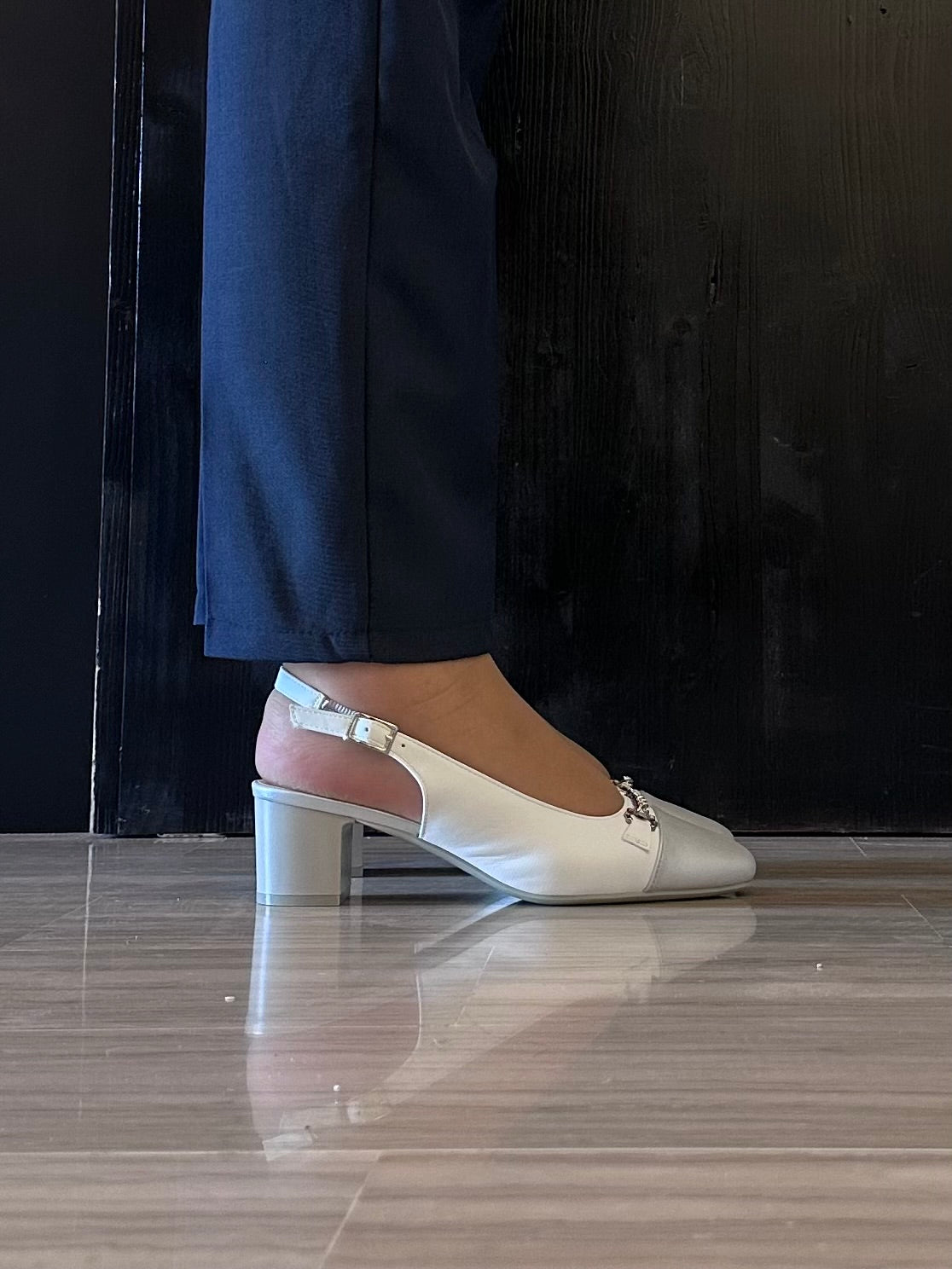 Décolleté Slingback Donna Soft Space Bianca con Catena Gioiello