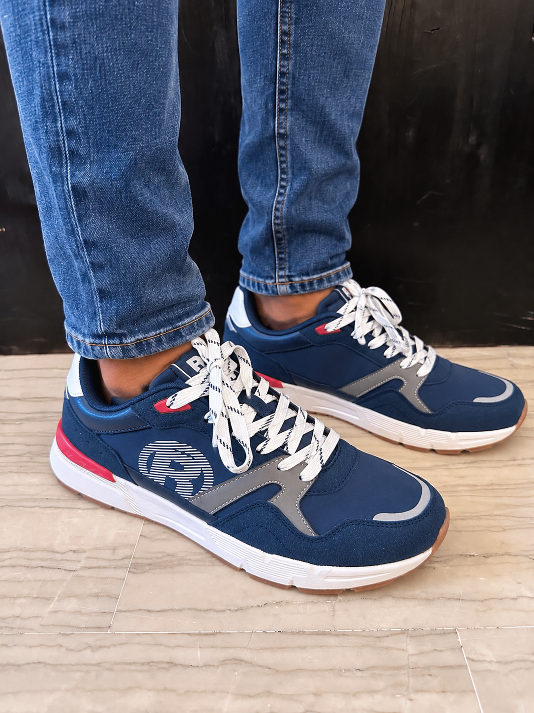 Sneaker Uomo Refresh Blu Navy con Lacci Bianchi e Dettagli a Contrasto