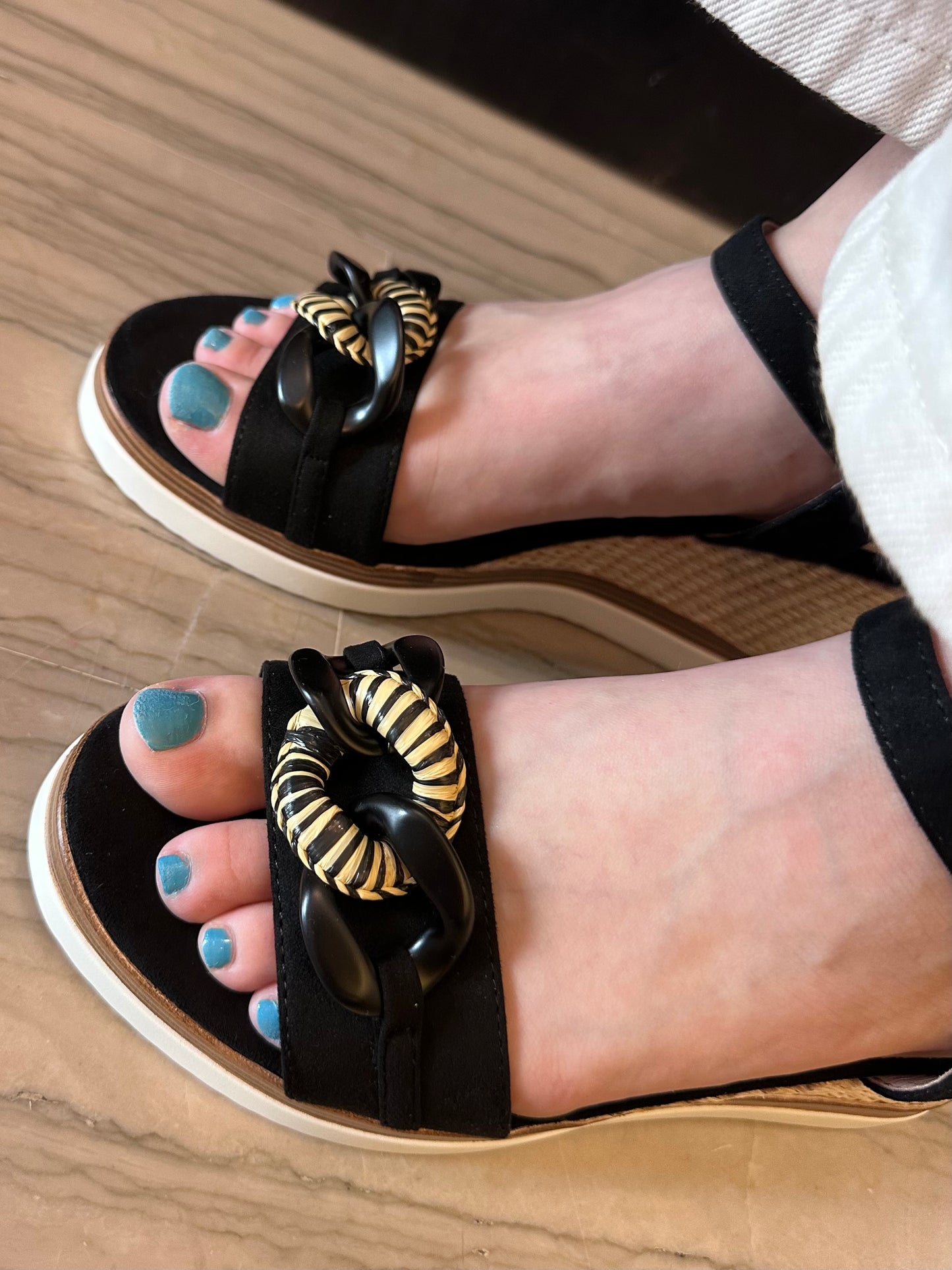 Sandalo Donna Marina Torres Nero con Zeppa e Catena Decorativa