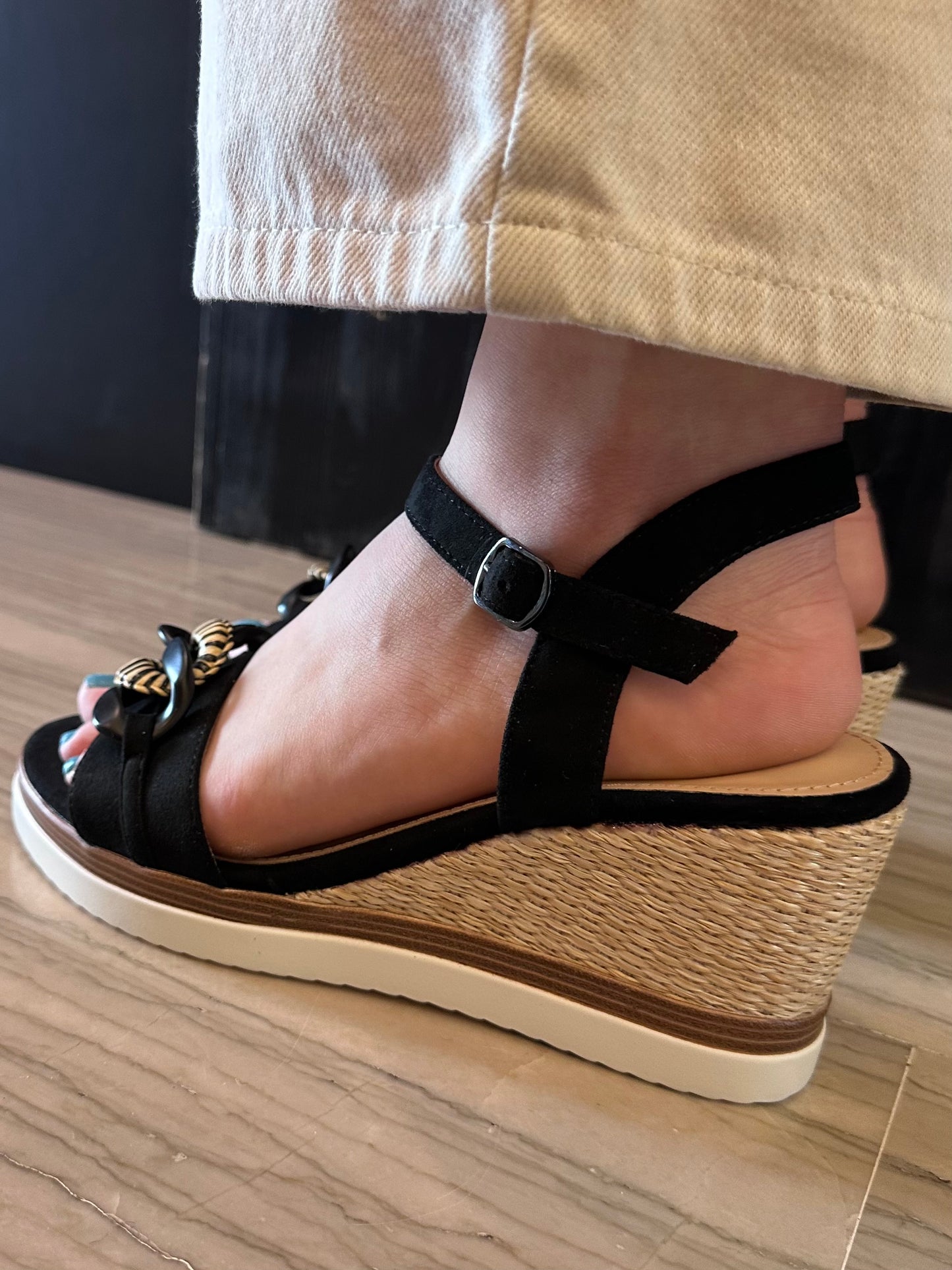 Sandalo Donna Marina Torres Nero con Zeppa e Catena Decorativa