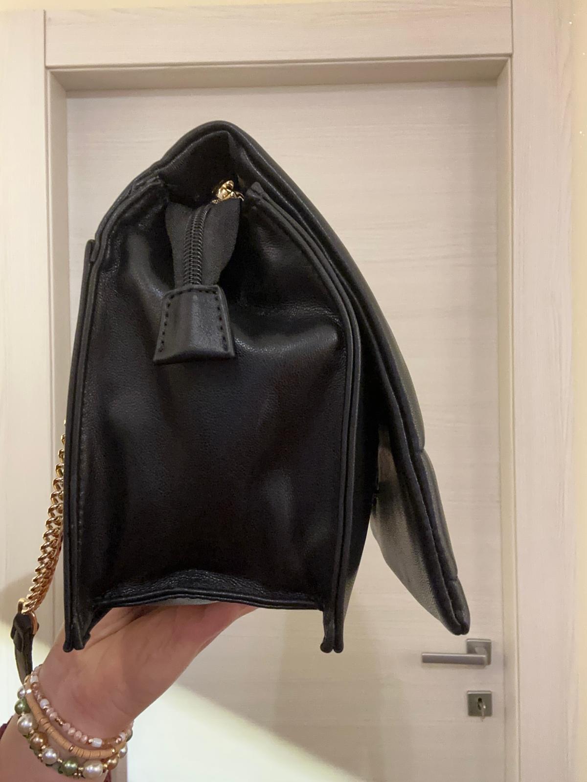 BORSA XTI NERA CON CATENA ORO A SPALLA