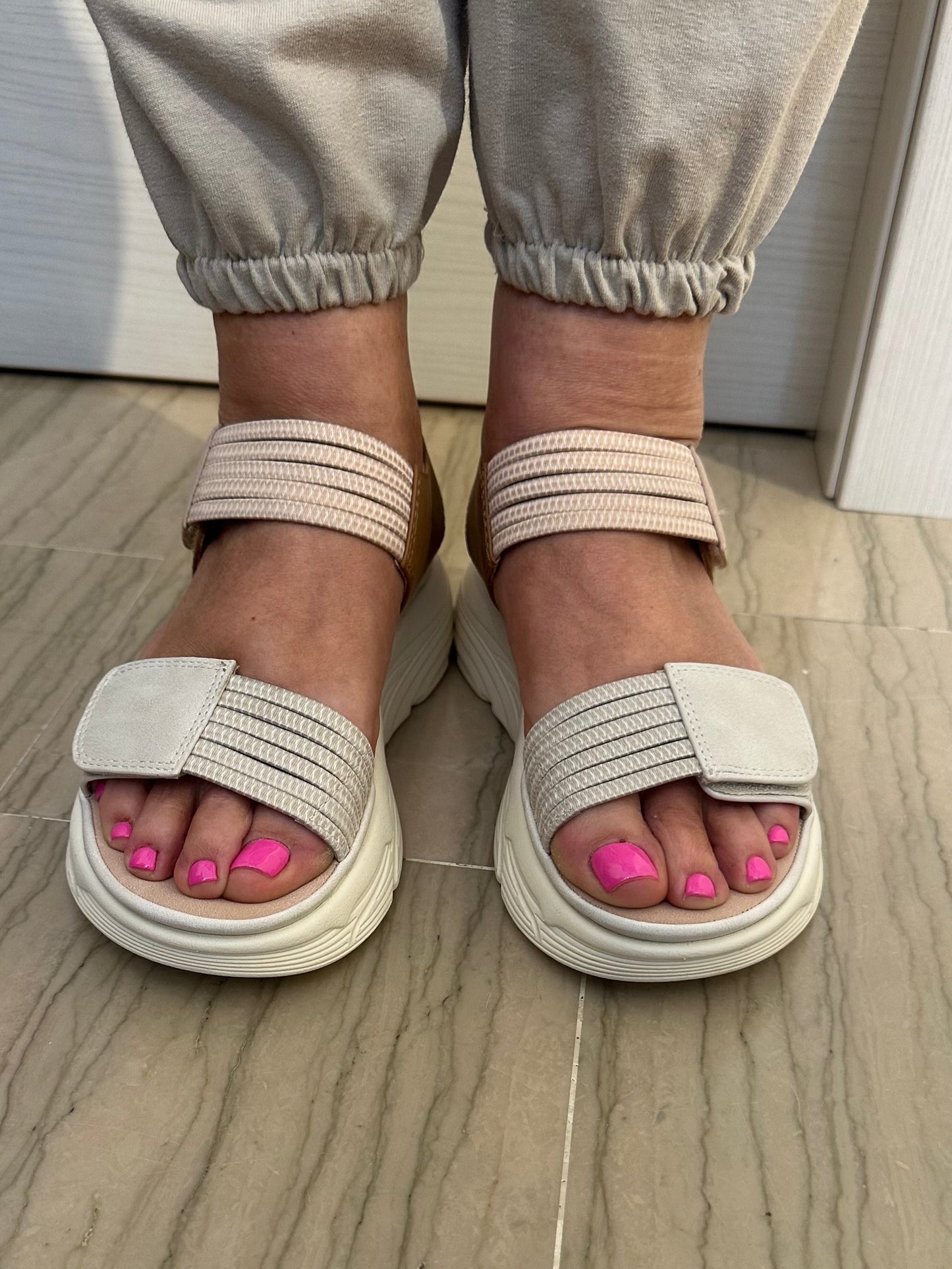 SANDALO XTI DONNA BEIGE CON VELCRO