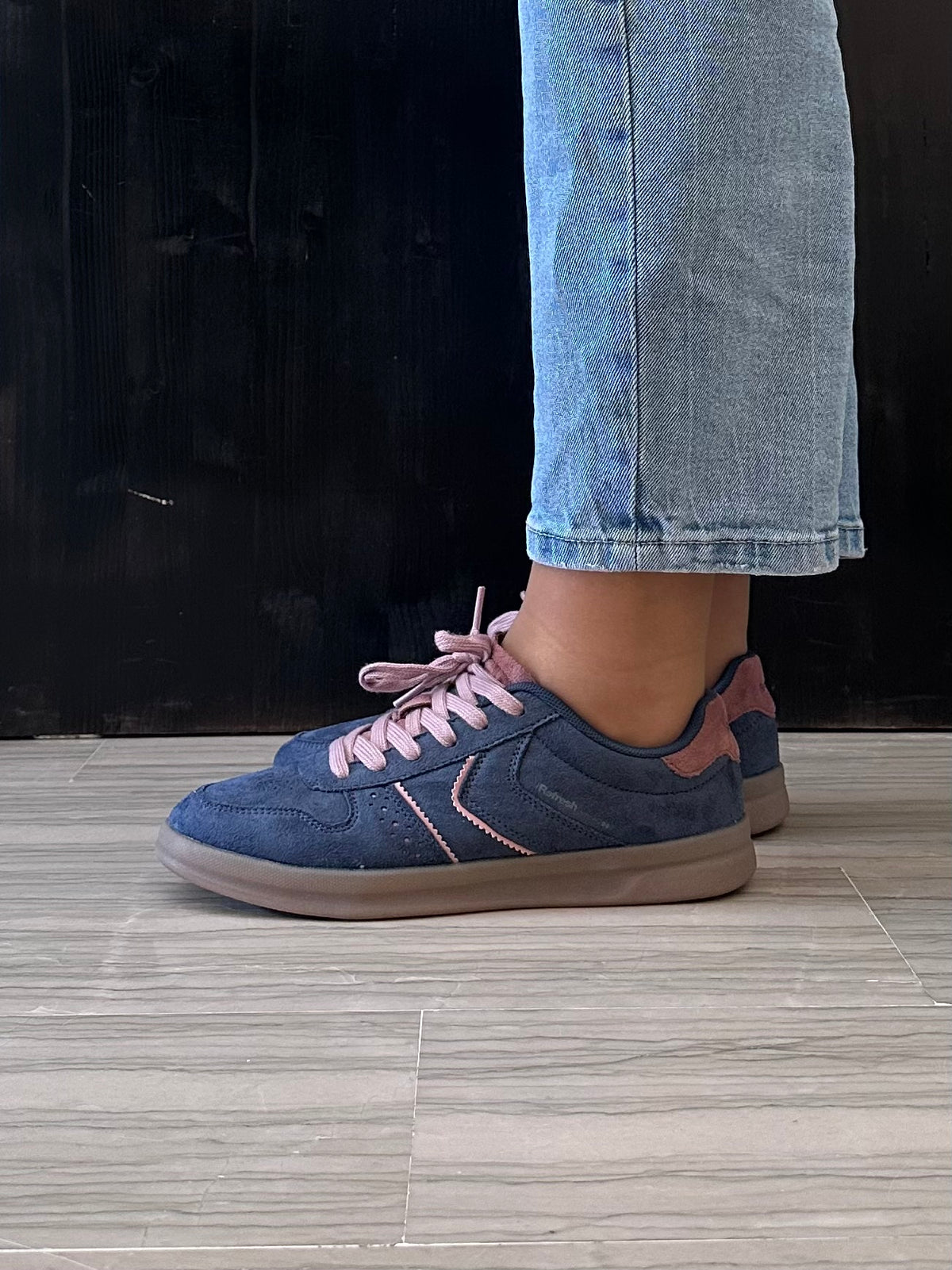 Sneaker donna Refresh blu con dettagli rosa