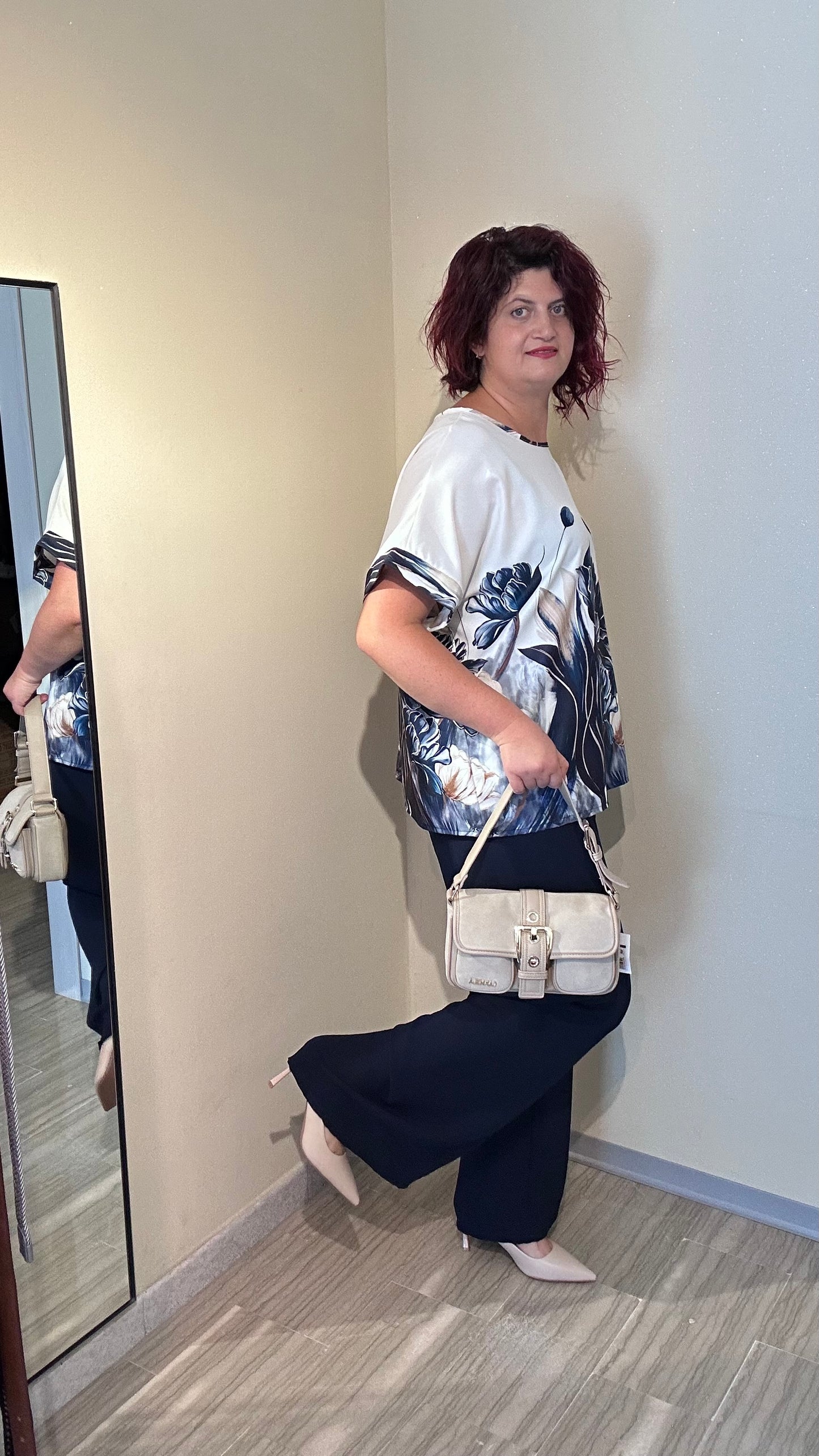 Completo donna elegante con blusa floreale e pantalone palazzo