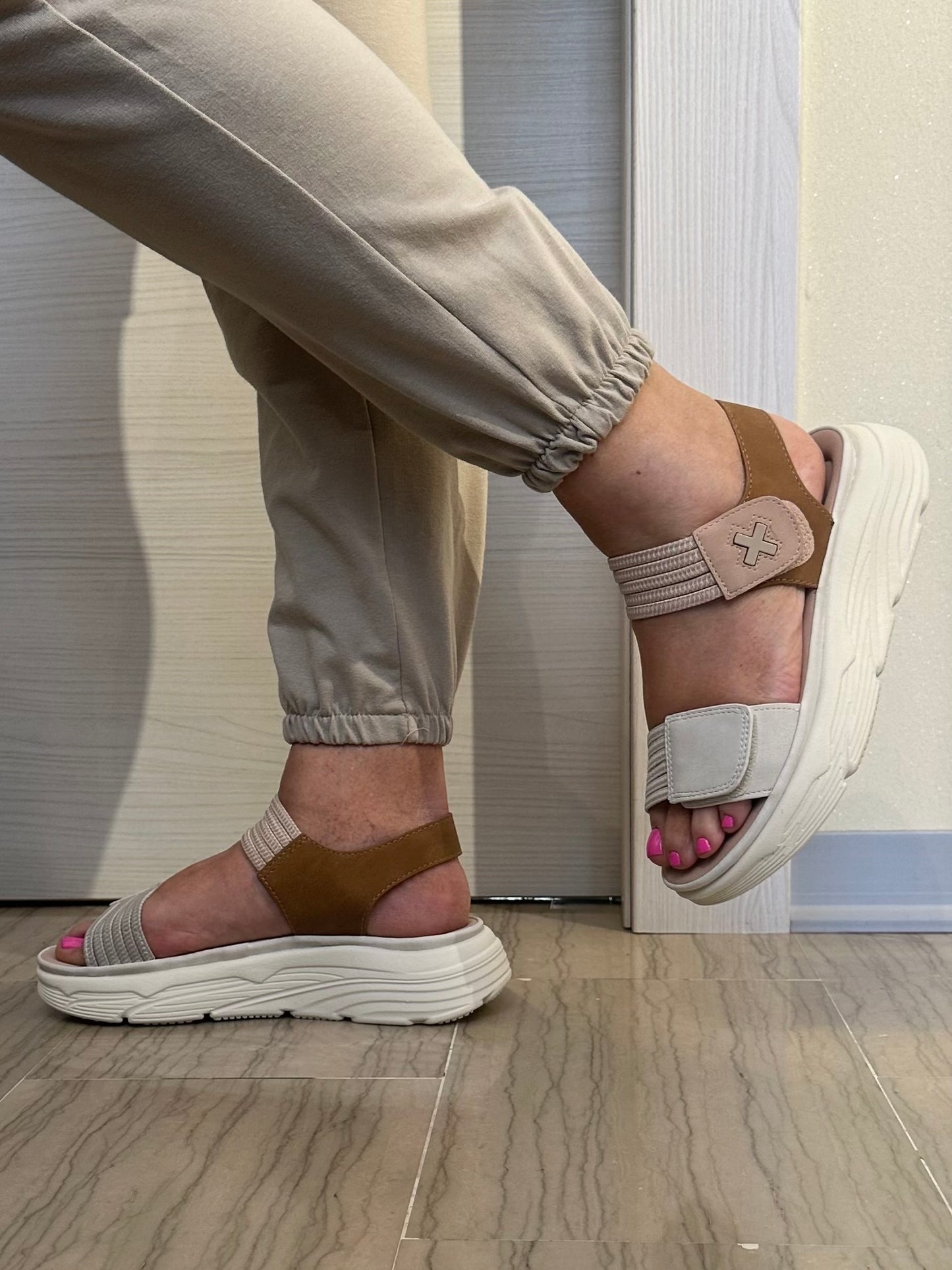 SANDALO XTI DONNA BEIGE CON VELCRO