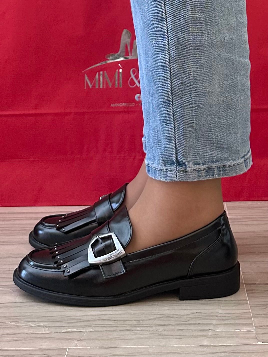 Marina Torres mocassino donna nero con fibbia e frange